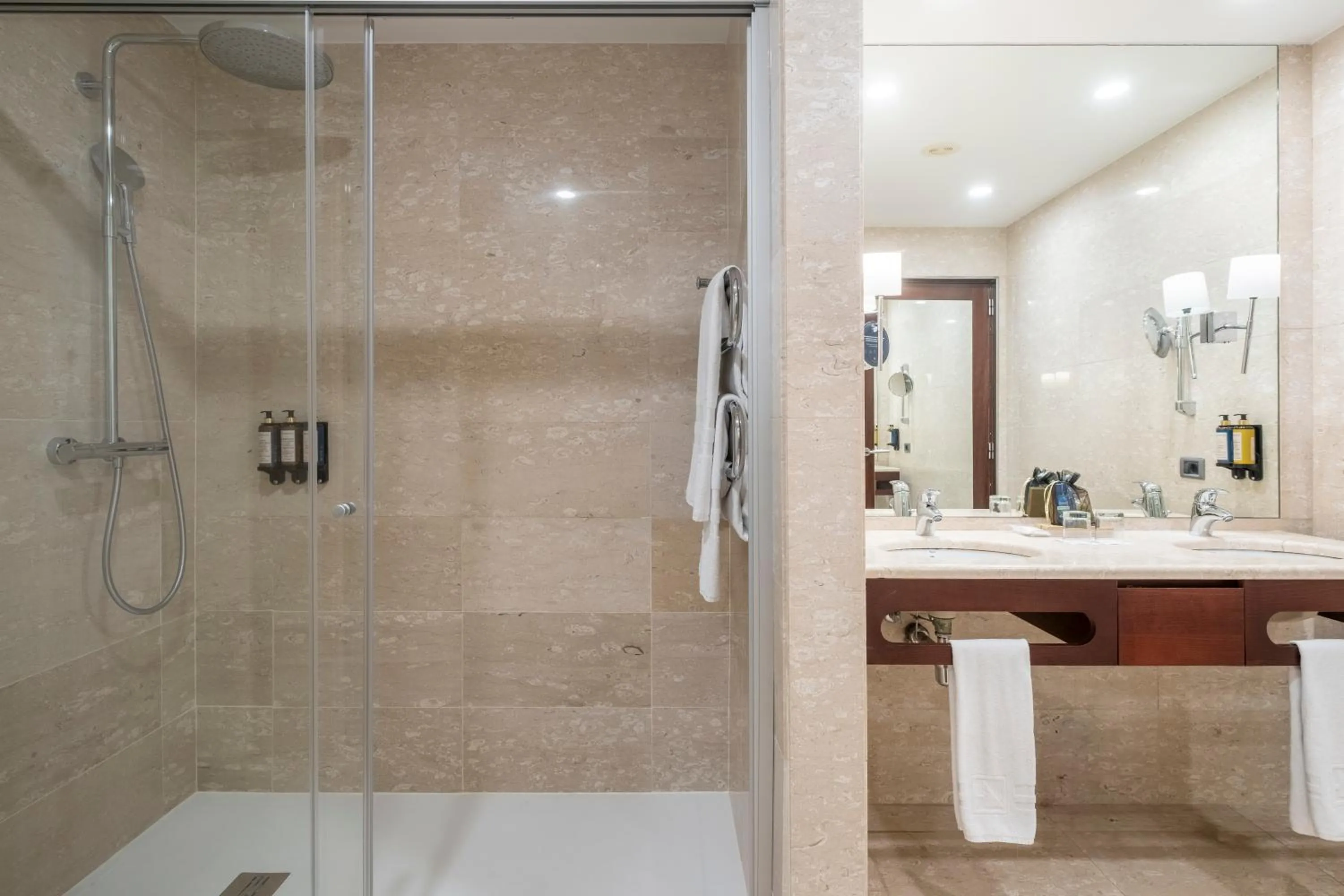 Shower in Eurostars Grand Marina Hotel GL