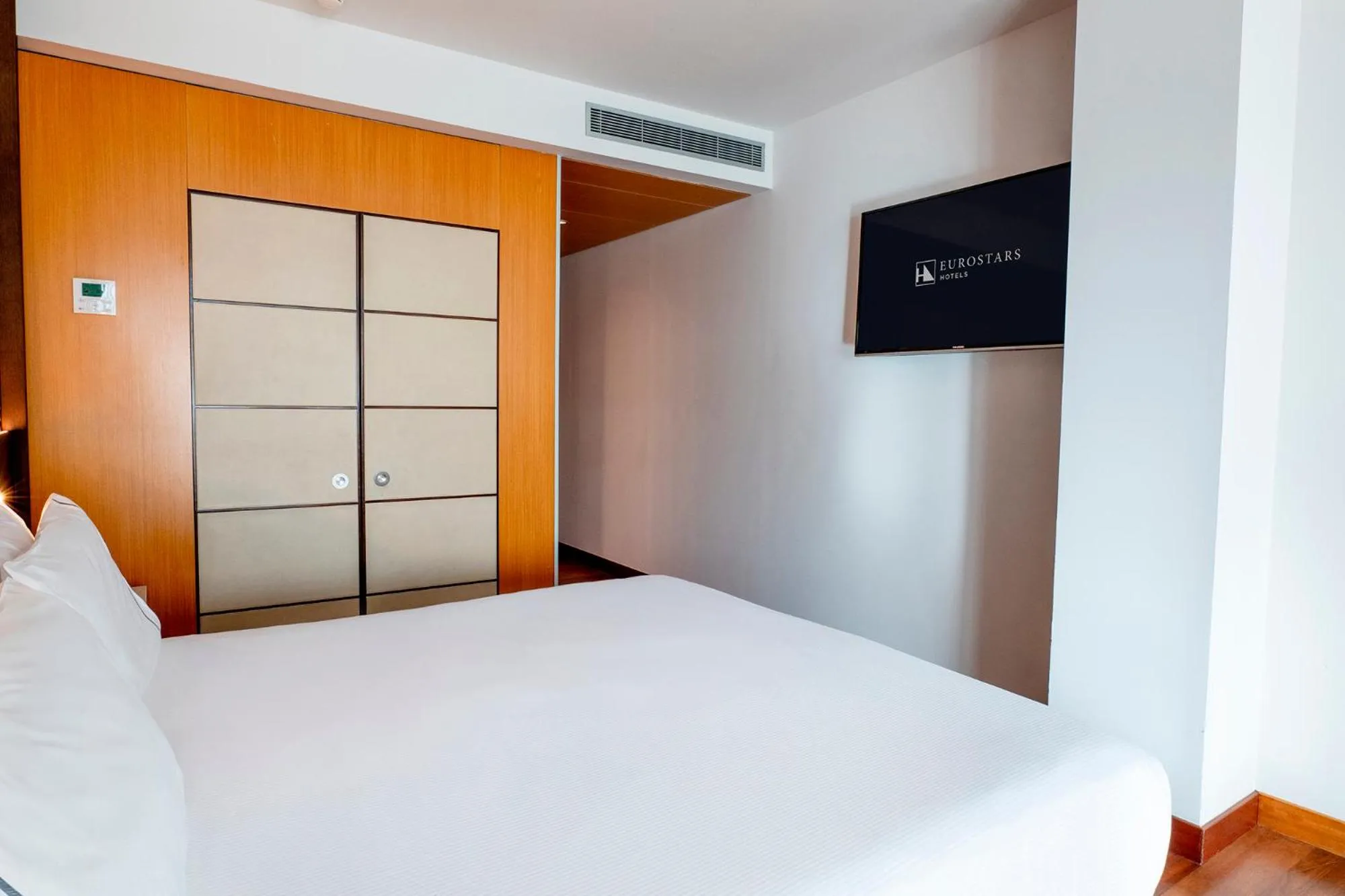 Bed in Eurostars Grand Marina Hotel GL