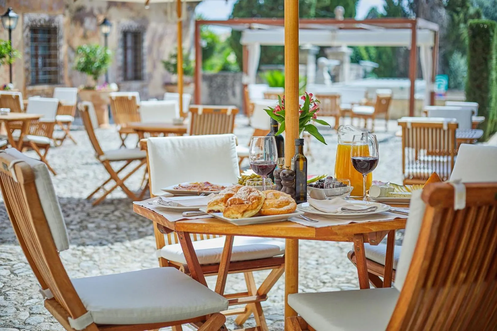 Food and drinks in Cas Comte Suites & Spa - Adults Only