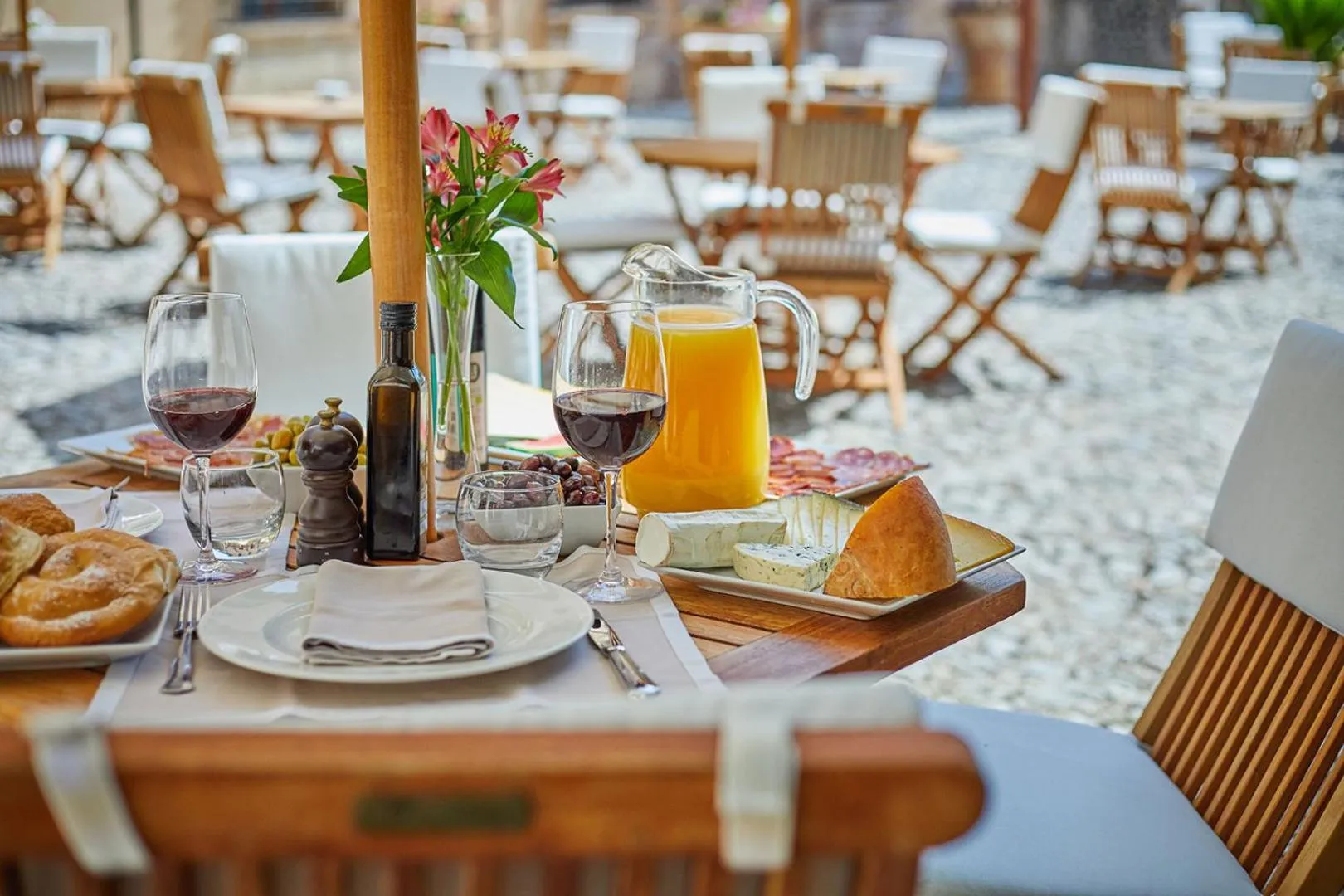 Food and drinks in Cas Comte Suites & Spa - Adults Only