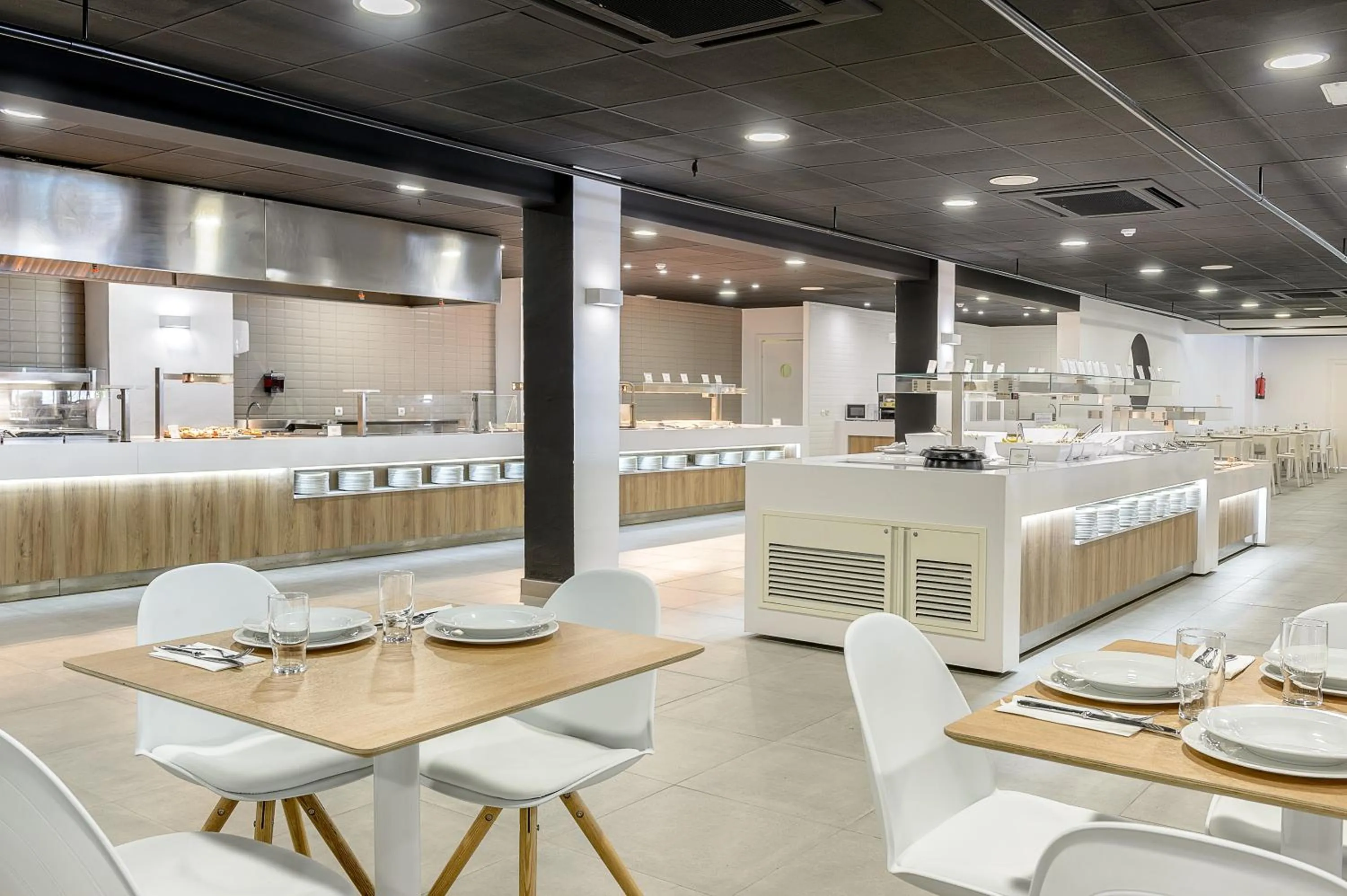 Restaurant/places to eat in Hotel Vibra Cala Tarida-3SUP