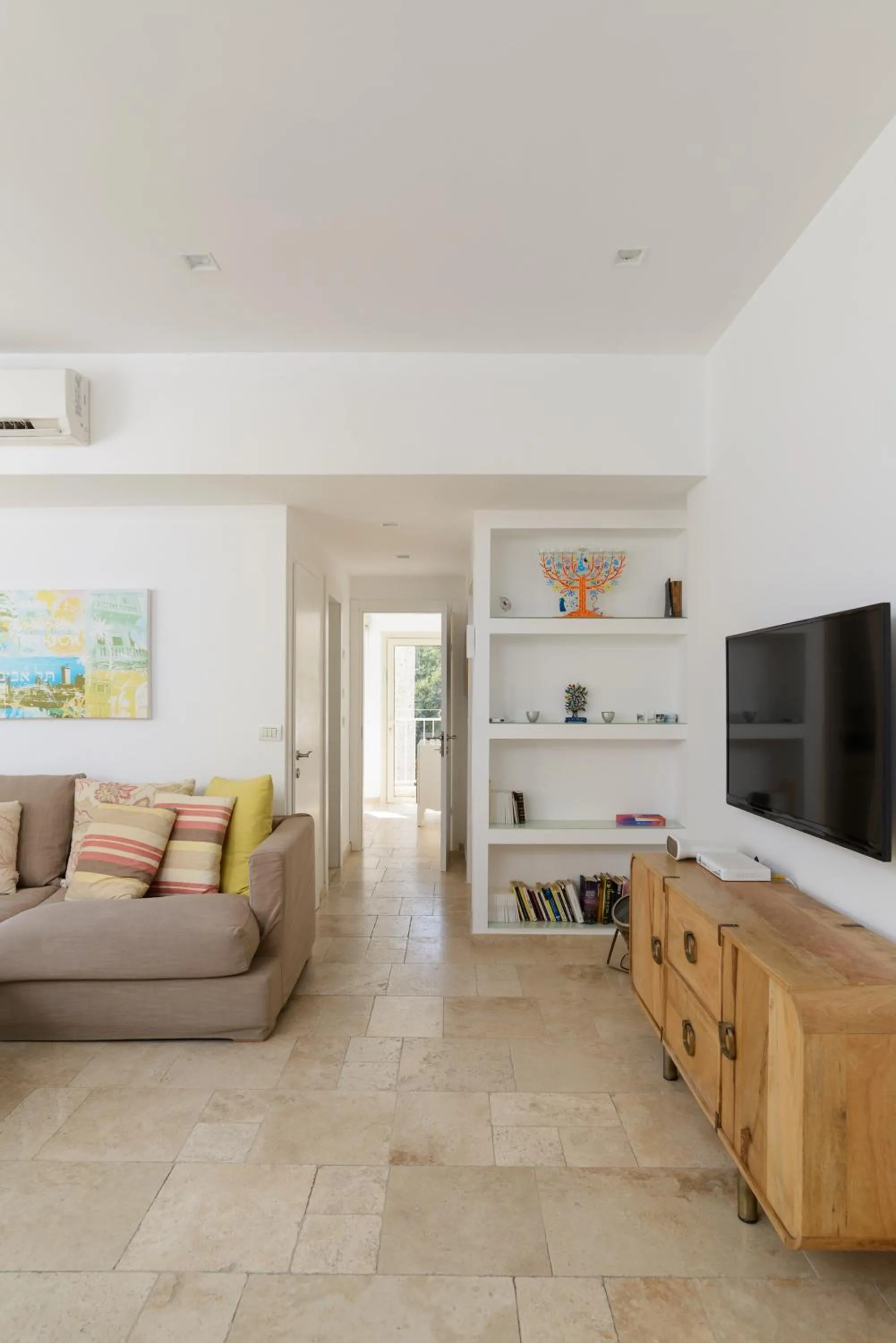 Adorable 2 bedrooms apt w Bomb Shelter next to the beach