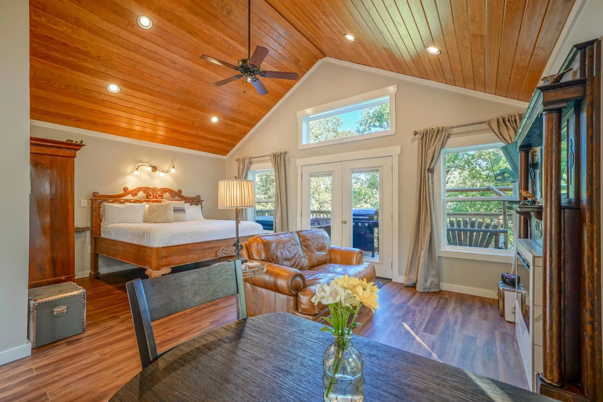 Dining area in Starlight Haven Hot Springs