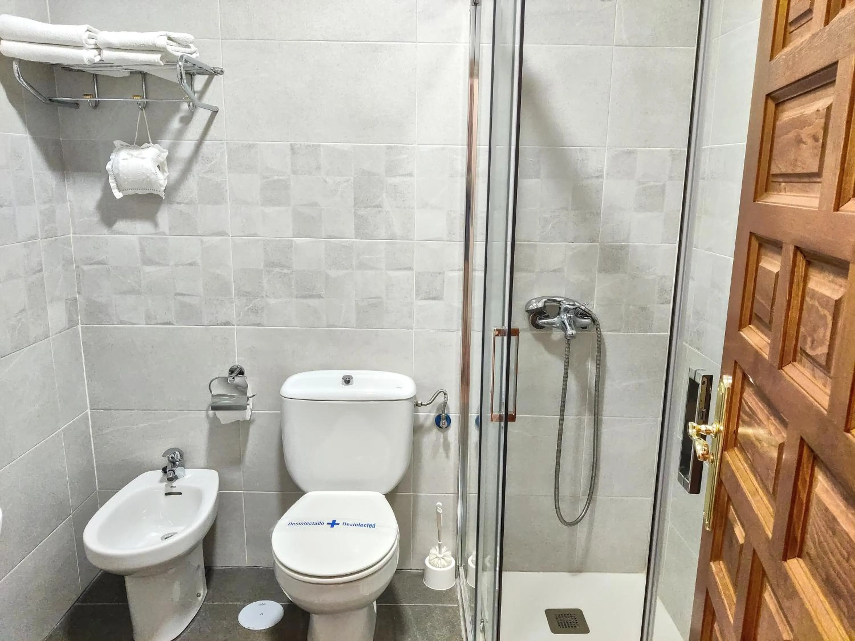Shower in Apartamentos Javier
