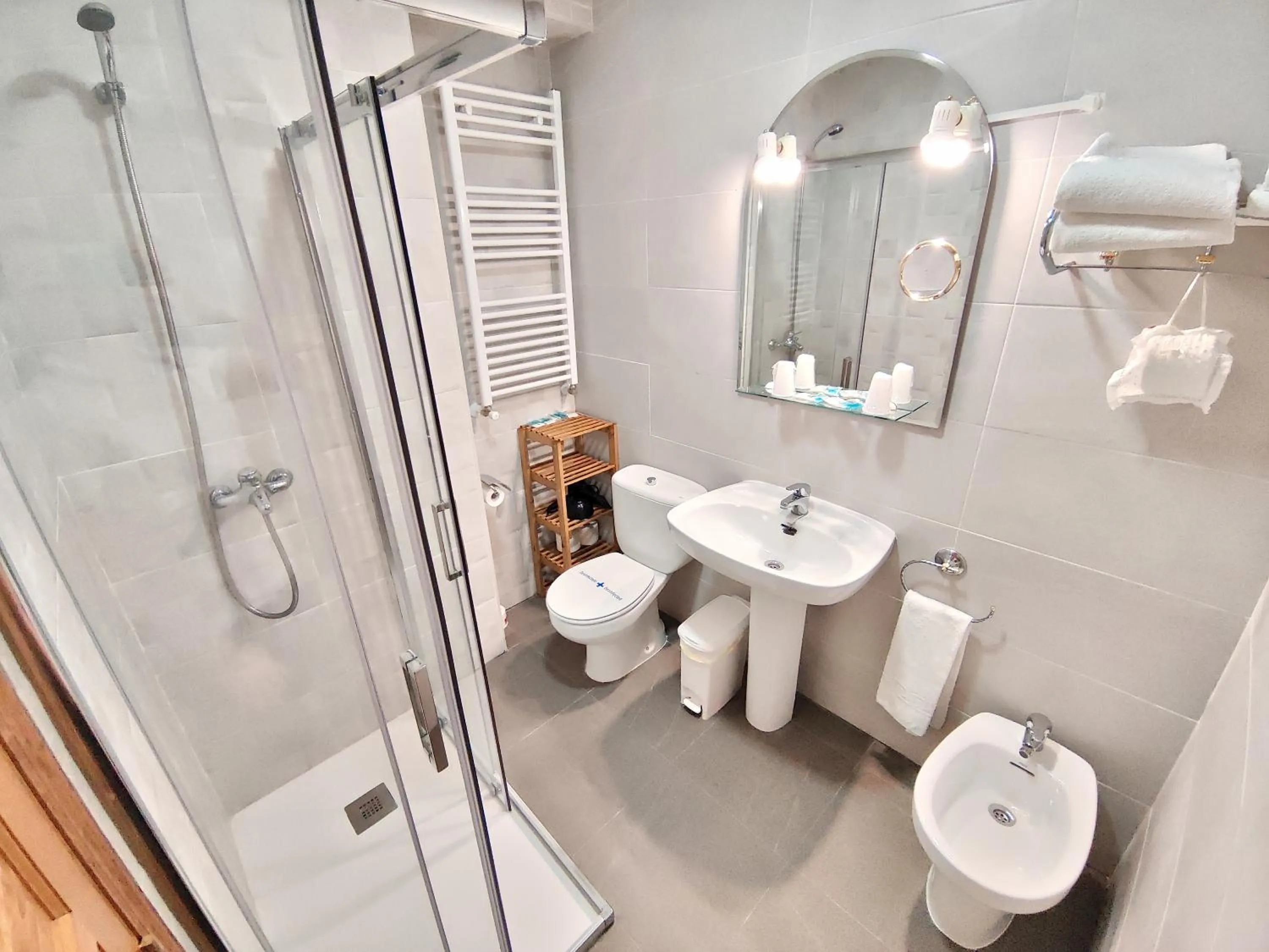 Shower in Apartamentos Javier