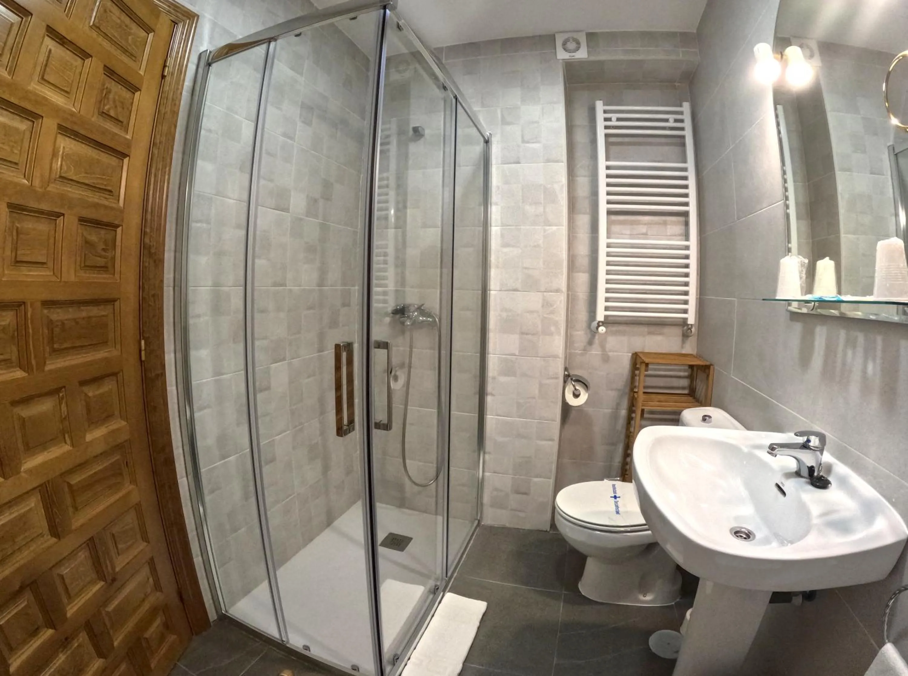 Shower in Apartamentos Javier