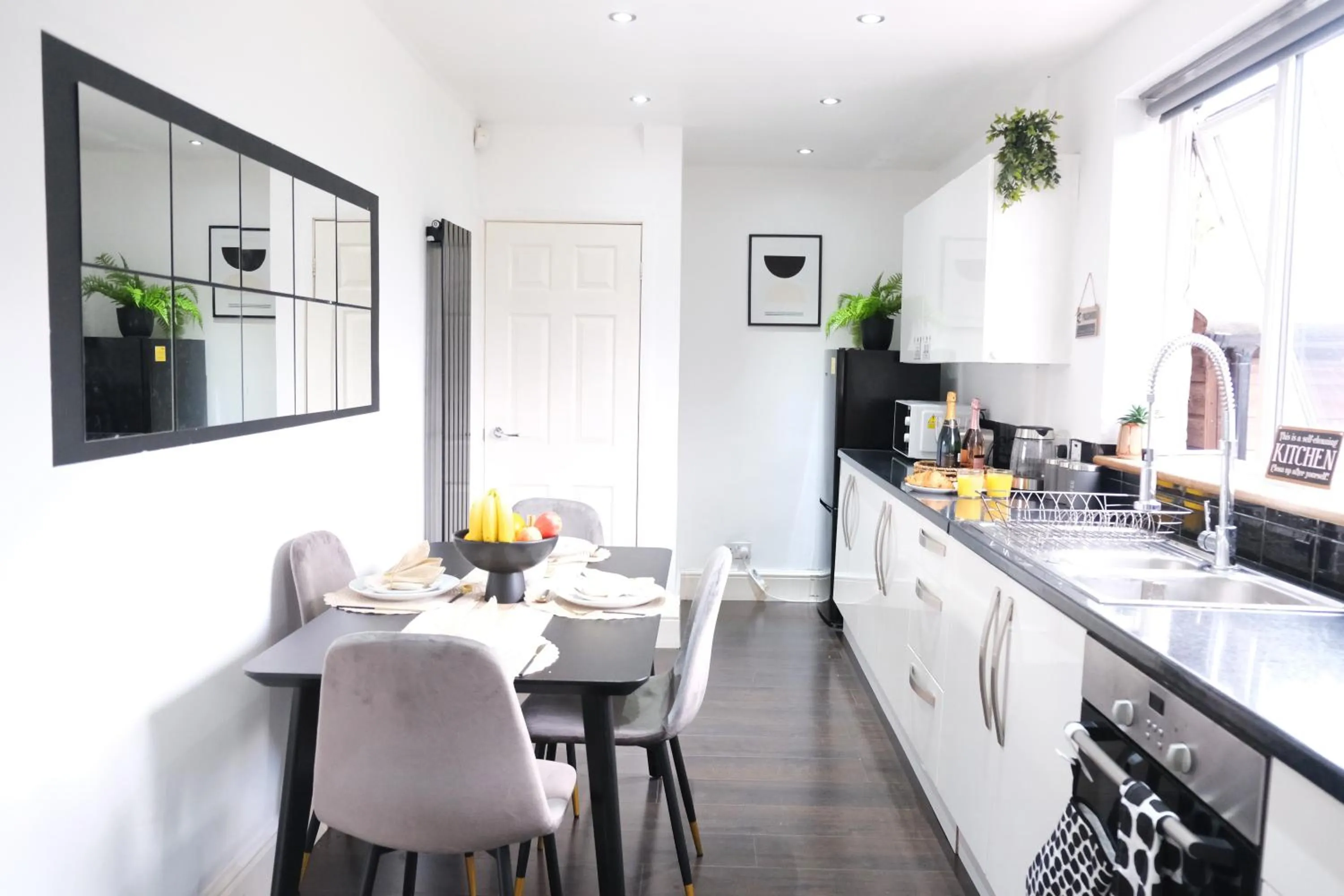 Dining area in Bee Stays - Northway House