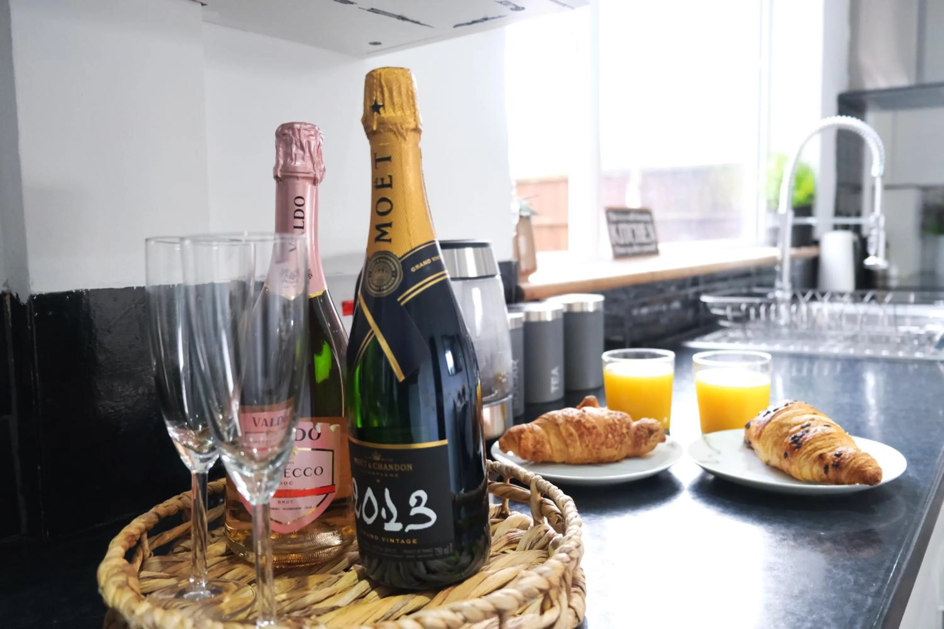 Food and drinks in Bee Stays - Northway House