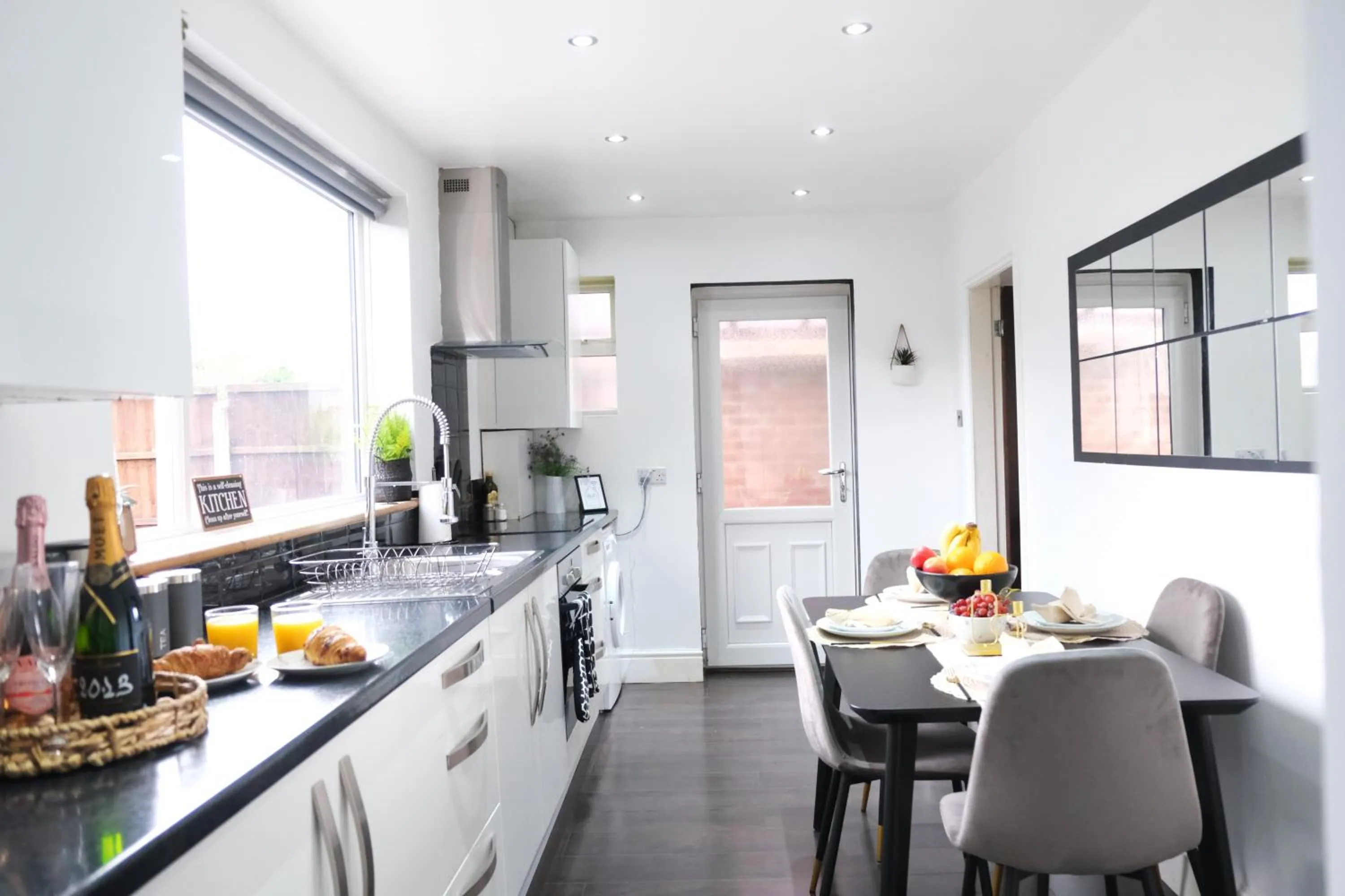 Kitchen or kitchenette in Bee Stays - Northway House