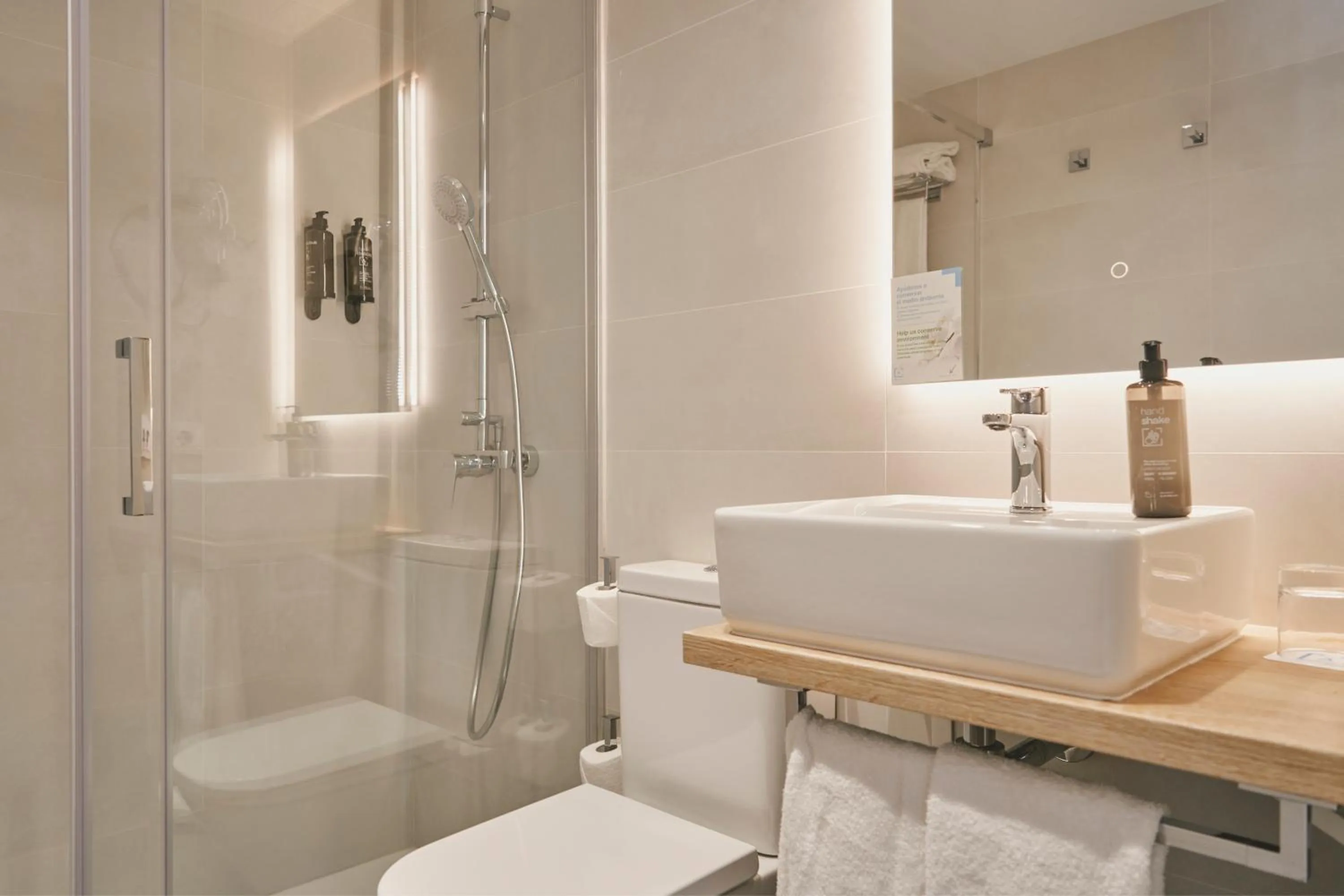 Bathroom in Tres Torres Atiram Hotel