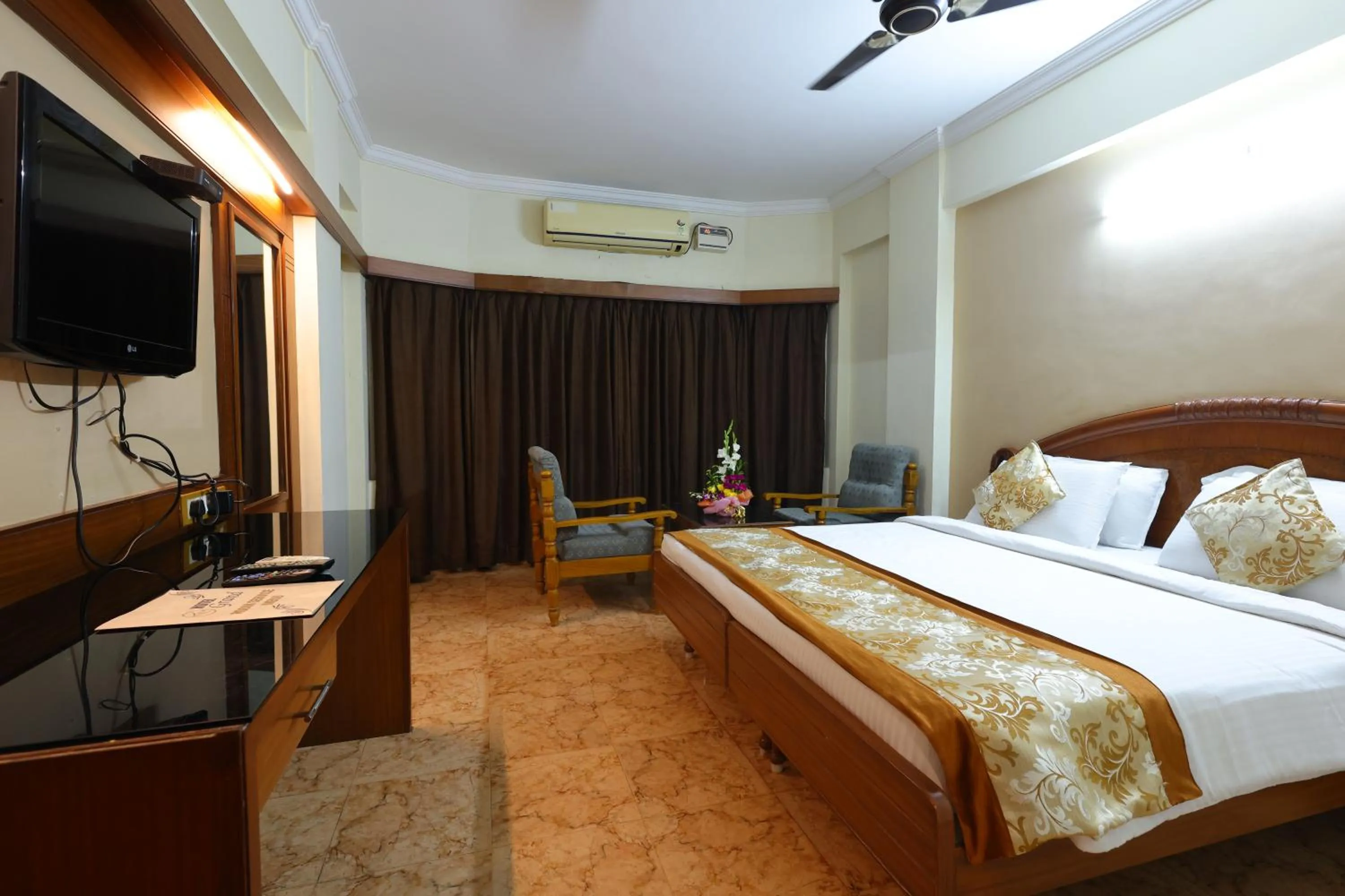 Living room, Bed in Hotel PLR Grand