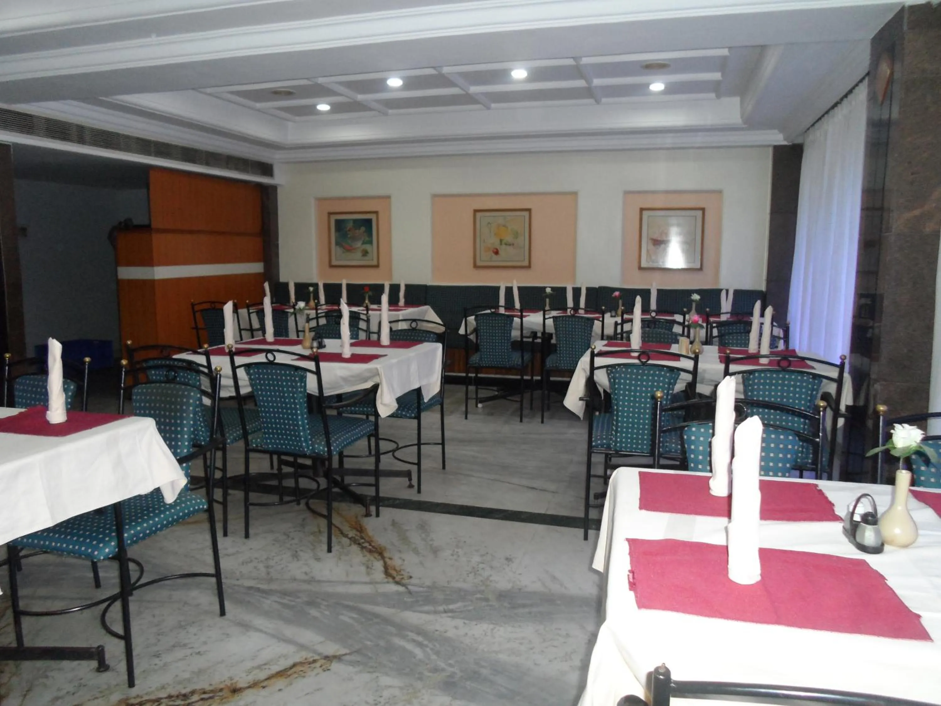Restaurant/places to eat in Hotel PLR Grand