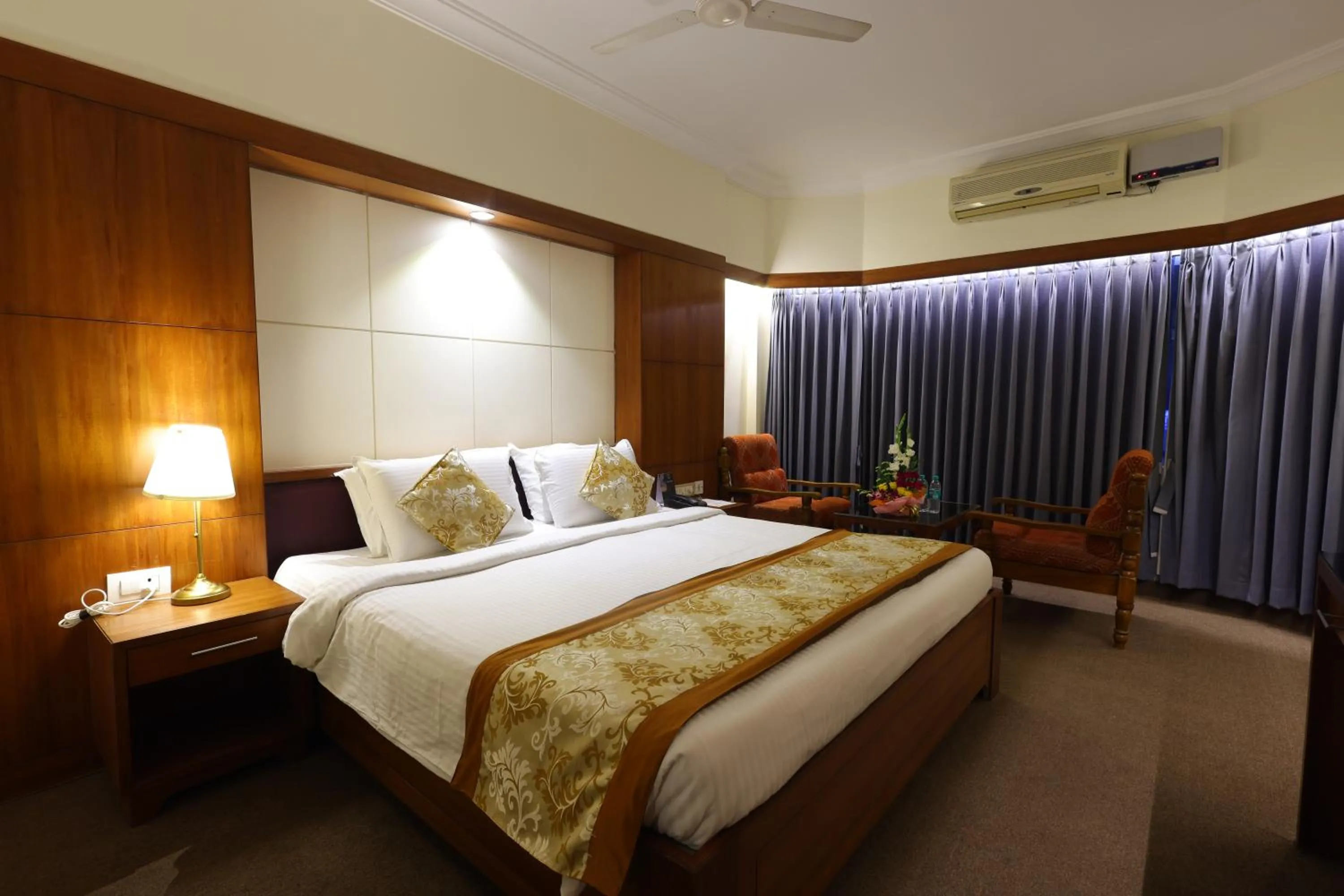 Living room, Bed in Hotel PLR Grand