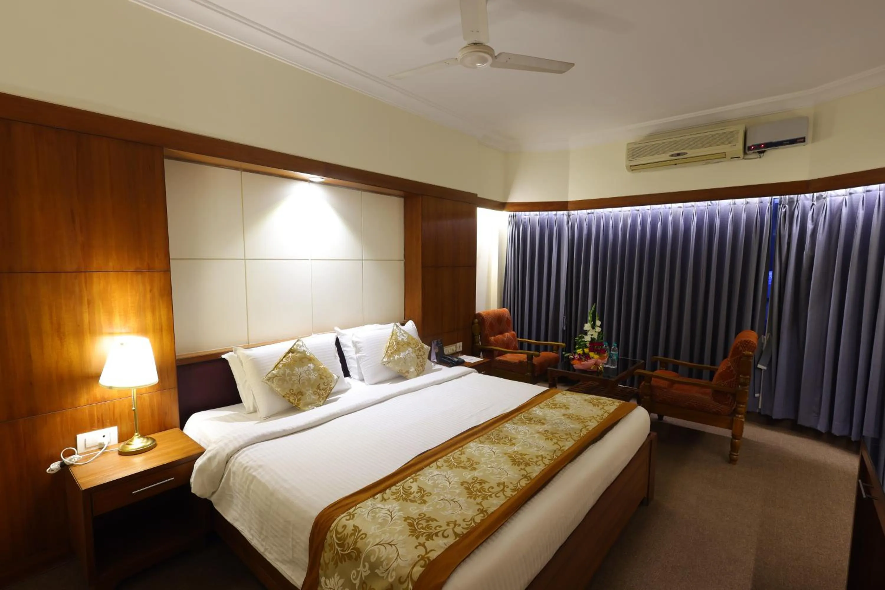 Living room, Bed in Hotel PLR Grand