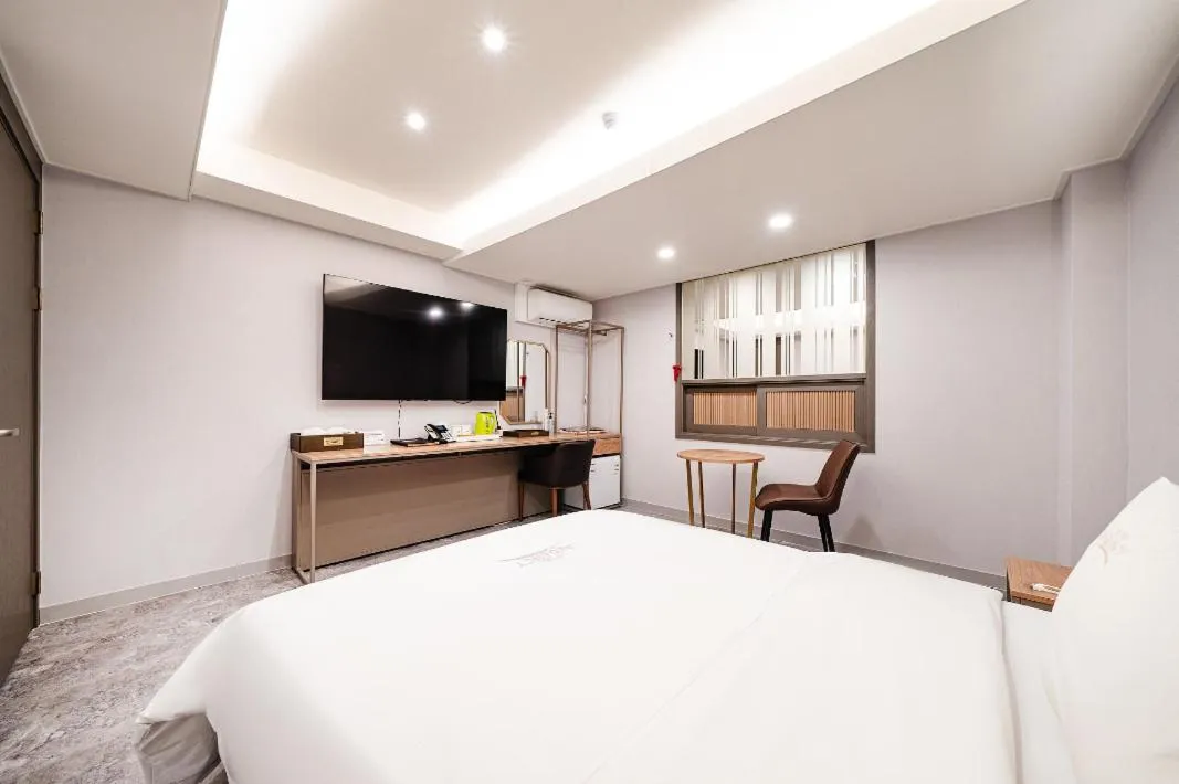 TV and multimedia, TV/Entertainment Center in Bundang Regency Hotel