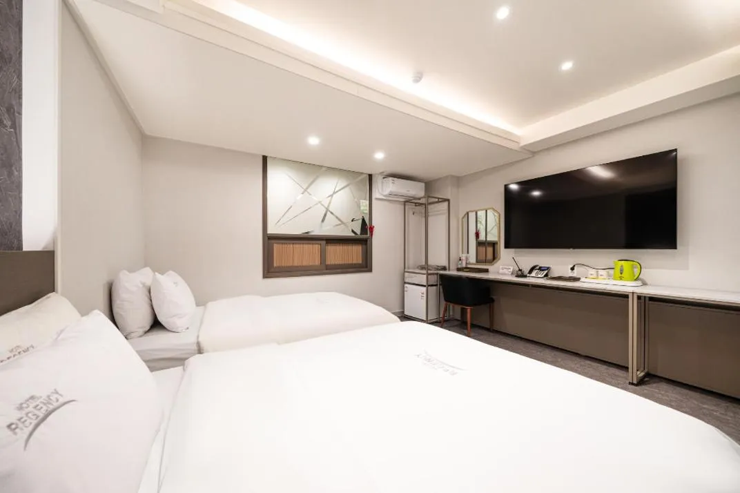 Bed, TV/Entertainment Center in Bundang Regency Hotel