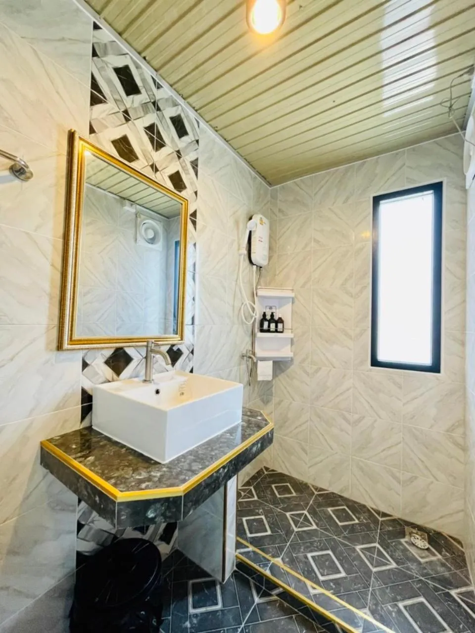 Bathroom in โรงแรมเรือนคุณเล็ก กานต์สินี