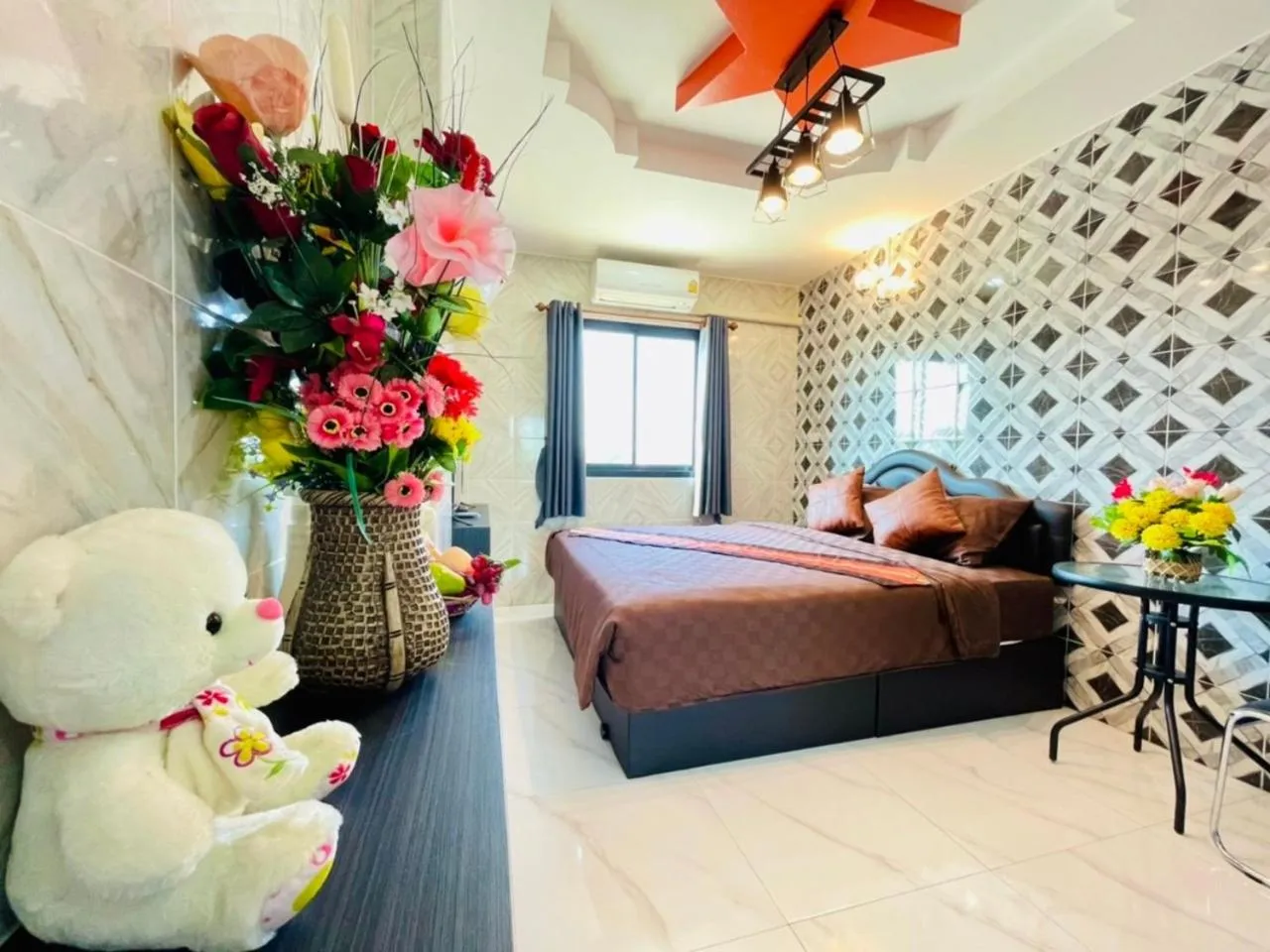 Photo of the whole room, Bed in โรงแรมเรือนคุณเล็ก กานต์สินี