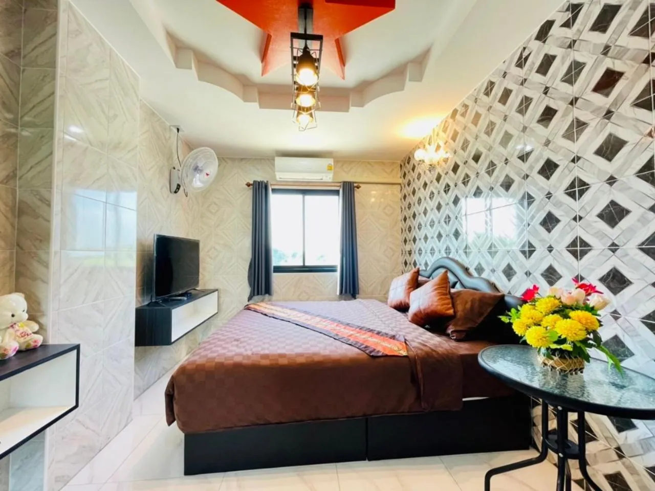 Photo of the whole room, Bed in โรงแรมเรือนคุณเล็ก กานต์สินี