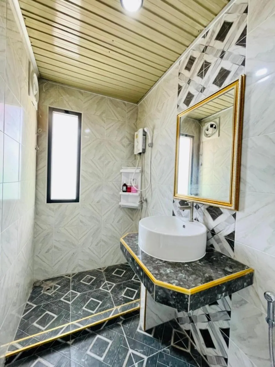 Bathroom in โรงแรมเรือนคุณเล็ก กานต์สินี