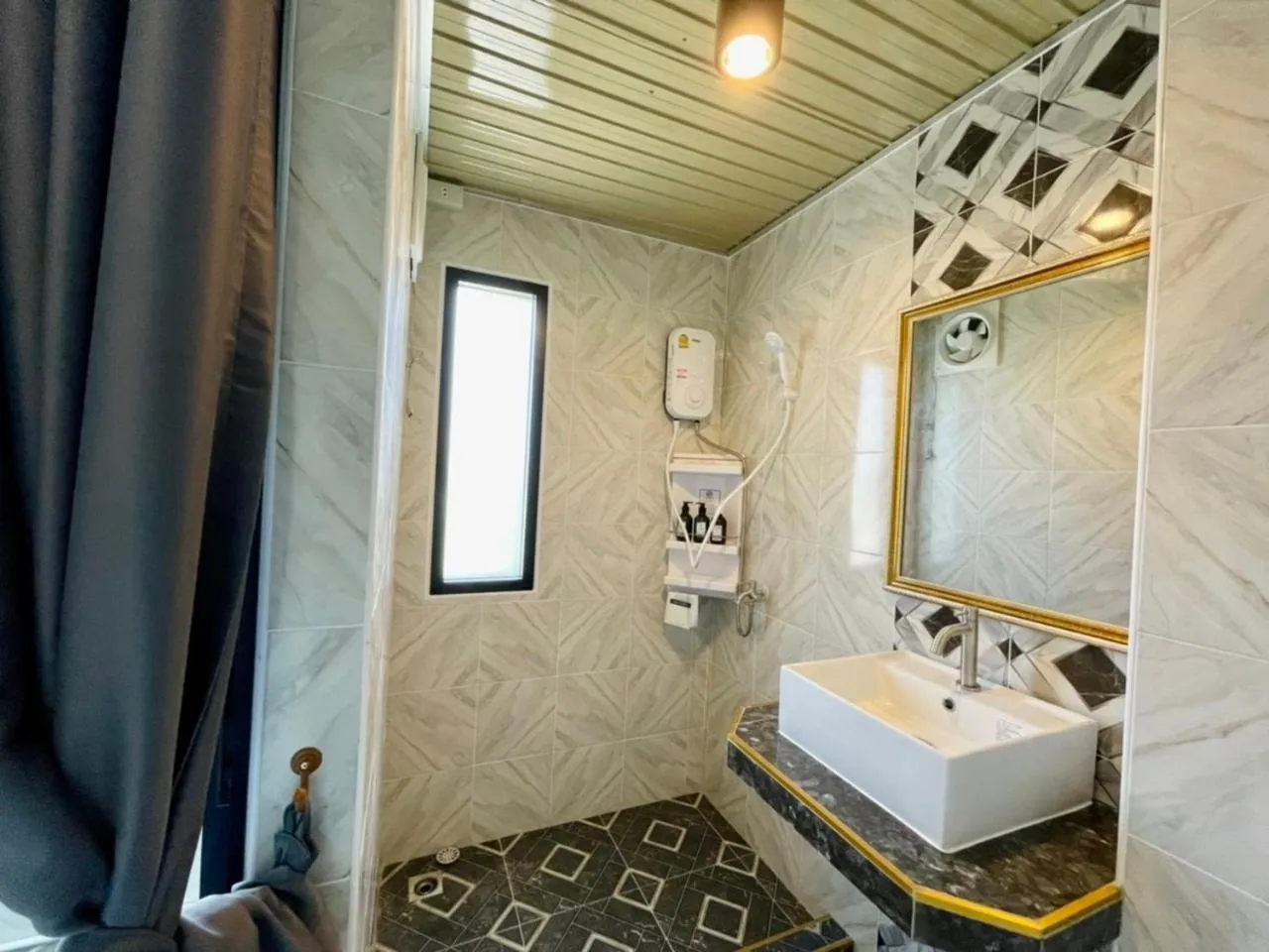 Bathroom in โรงแรมเรือนคุณเล็ก กานต์สินี