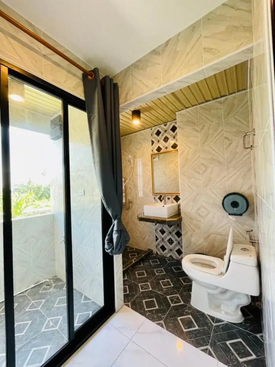 Bathroom in โรงแรมเรือนคุณเล็ก กานต์สินี Bathroom in โรงแรมเรือนคุณเล็ก กานต์สินี