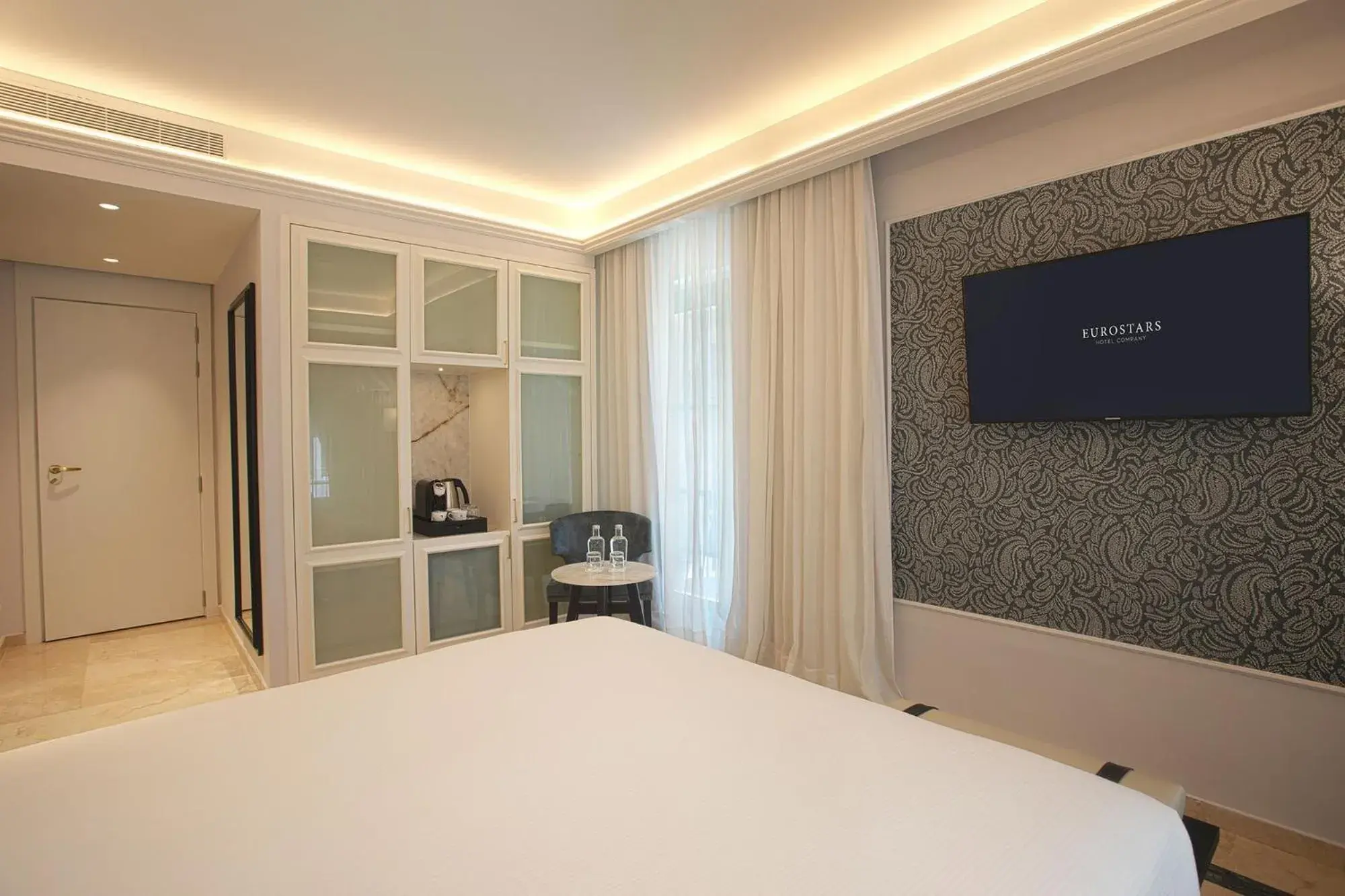 TV and multimedia, Bed in Eurostars Laietana TV and multimedia, Bed in Eurostars Laietana