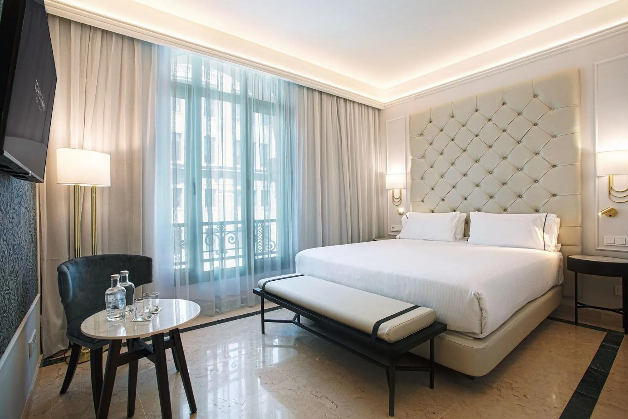 Photo of the whole room, Bed in Exe Laietana Palace