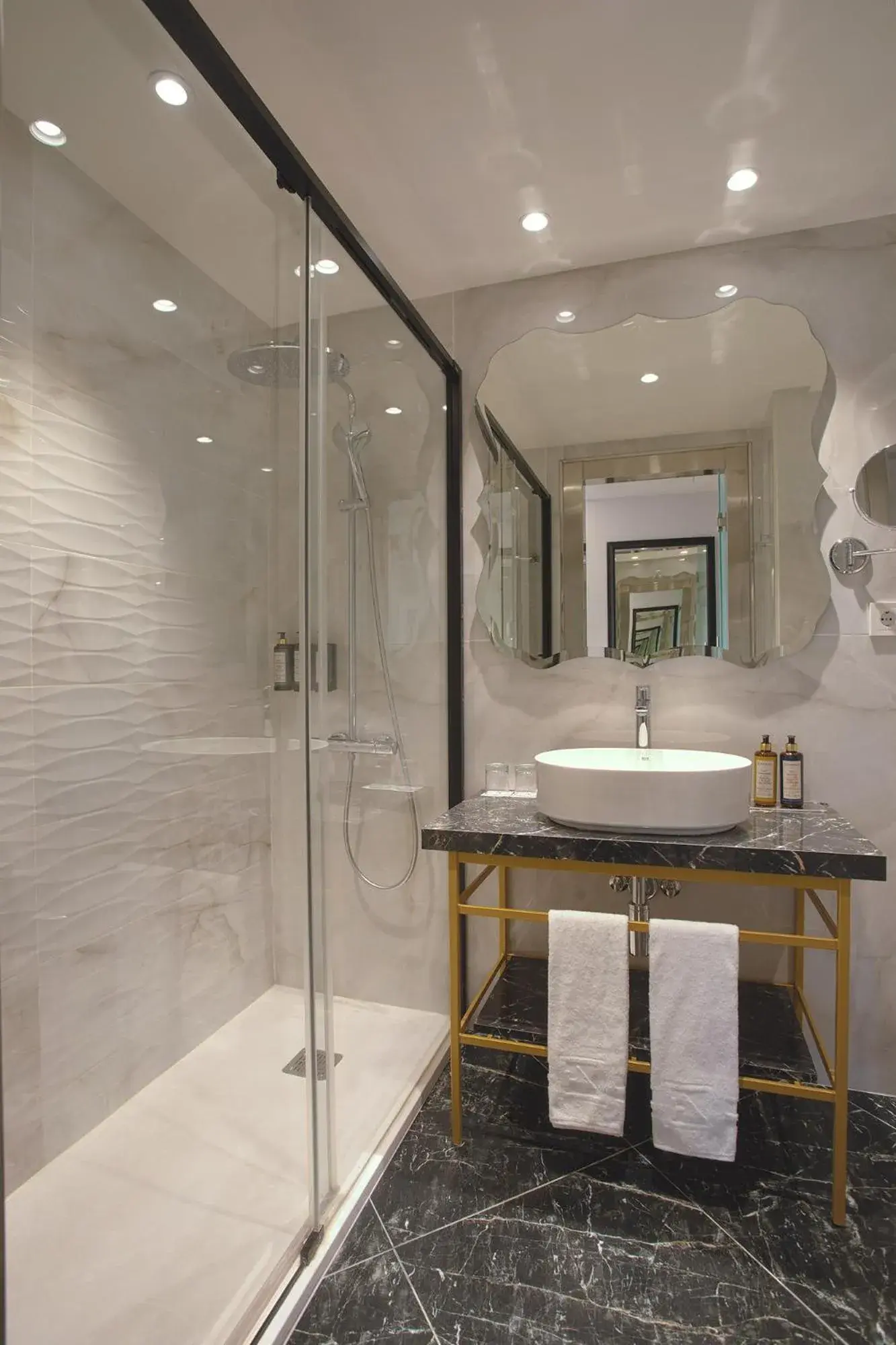 Shower in Exe Laietana Palace Shower in Exe Laietana Palace