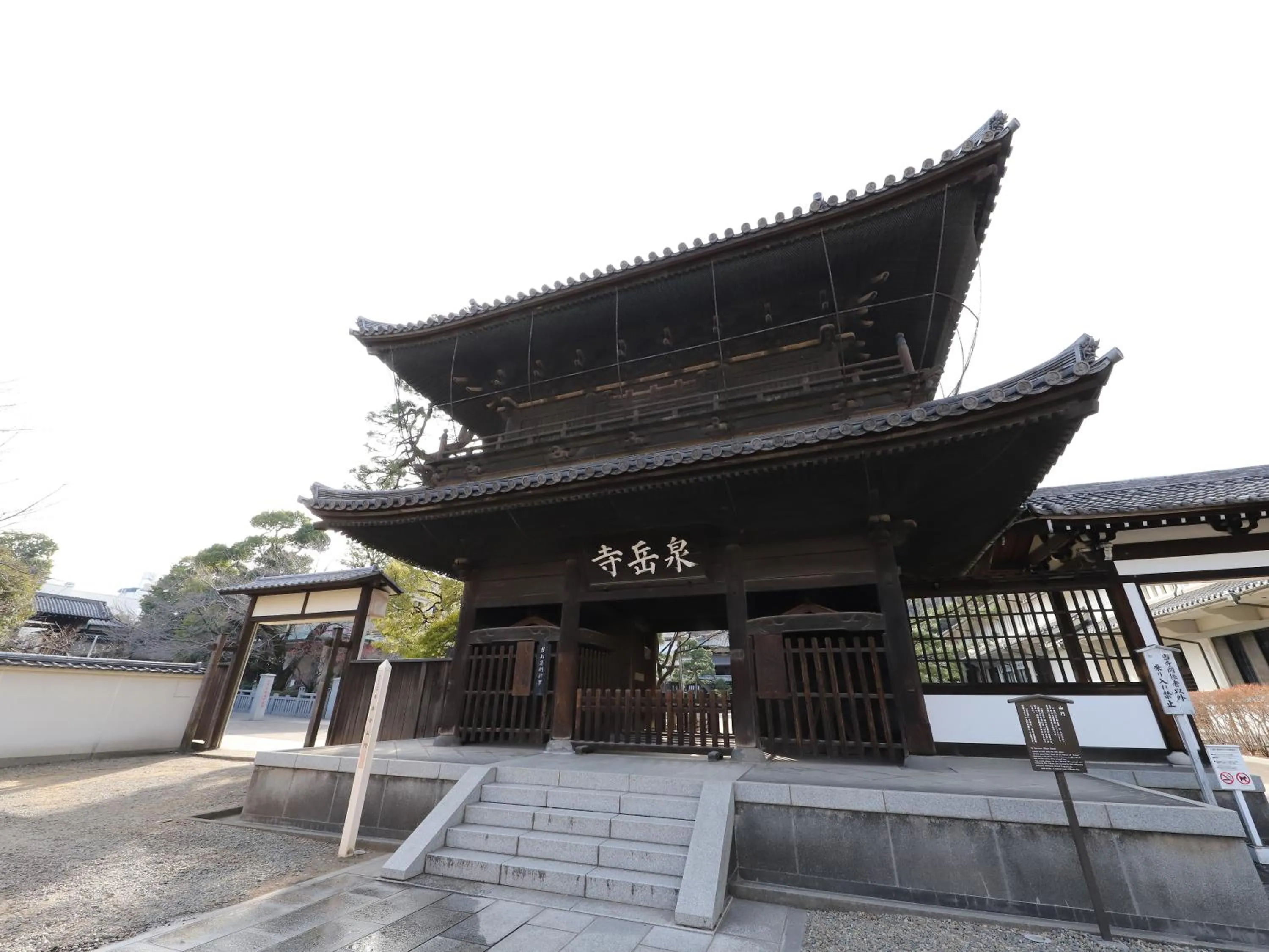 Nearby landmark in Smile Hotel Shinagawa Sengakuji Ekimae