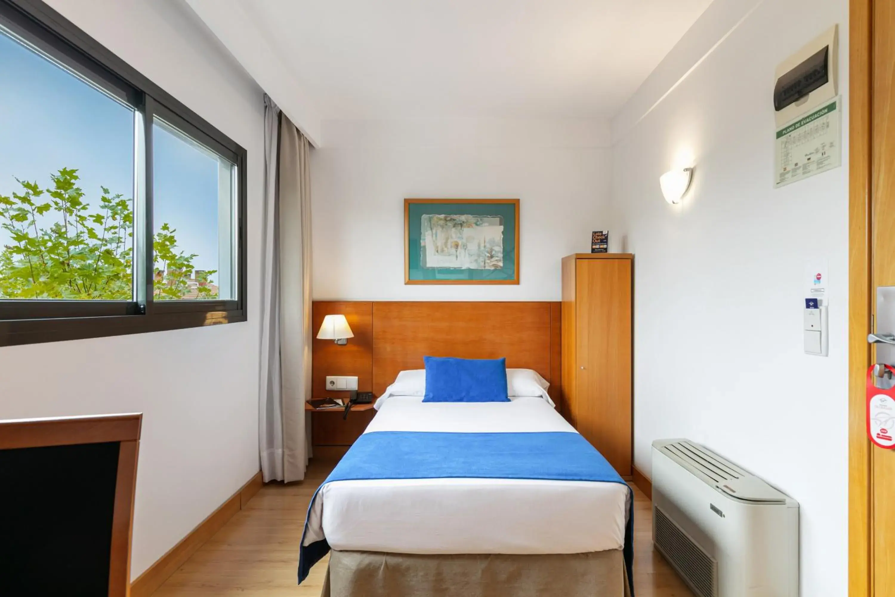 Photo of the whole room, Bed in Sercotel de los Reyes Photo of the whole room, Bed in Sercotel de los Reyes