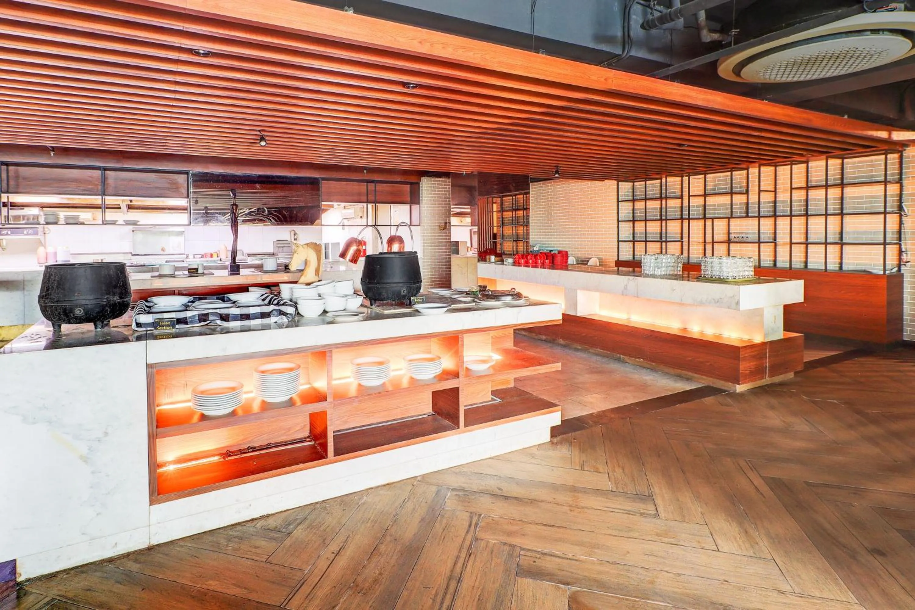 Restaurant/places to eat in Sunday Hotel Arshika Sunset Road