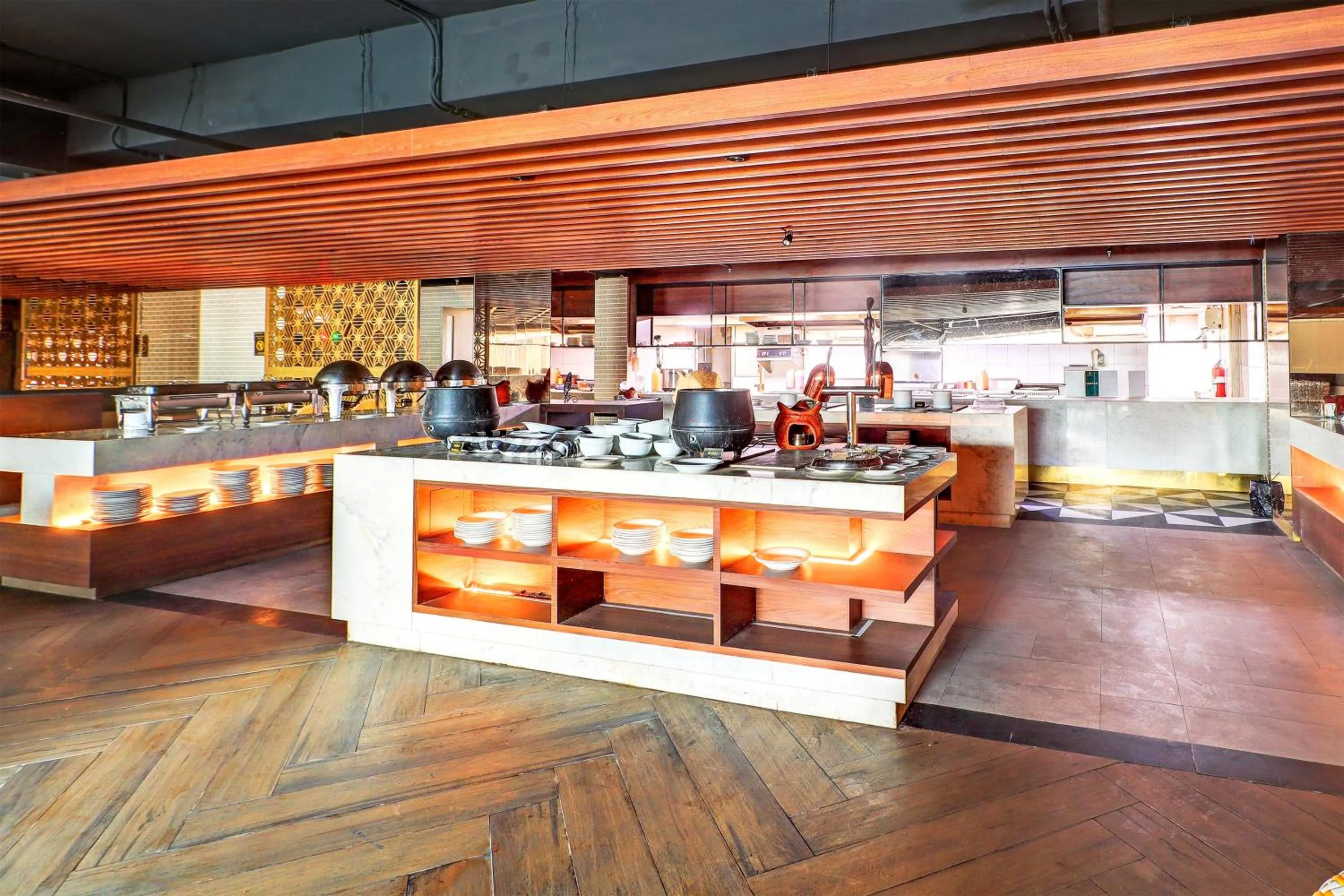 Restaurant/places to eat in Sunday Hotel Arshika Sunset Road