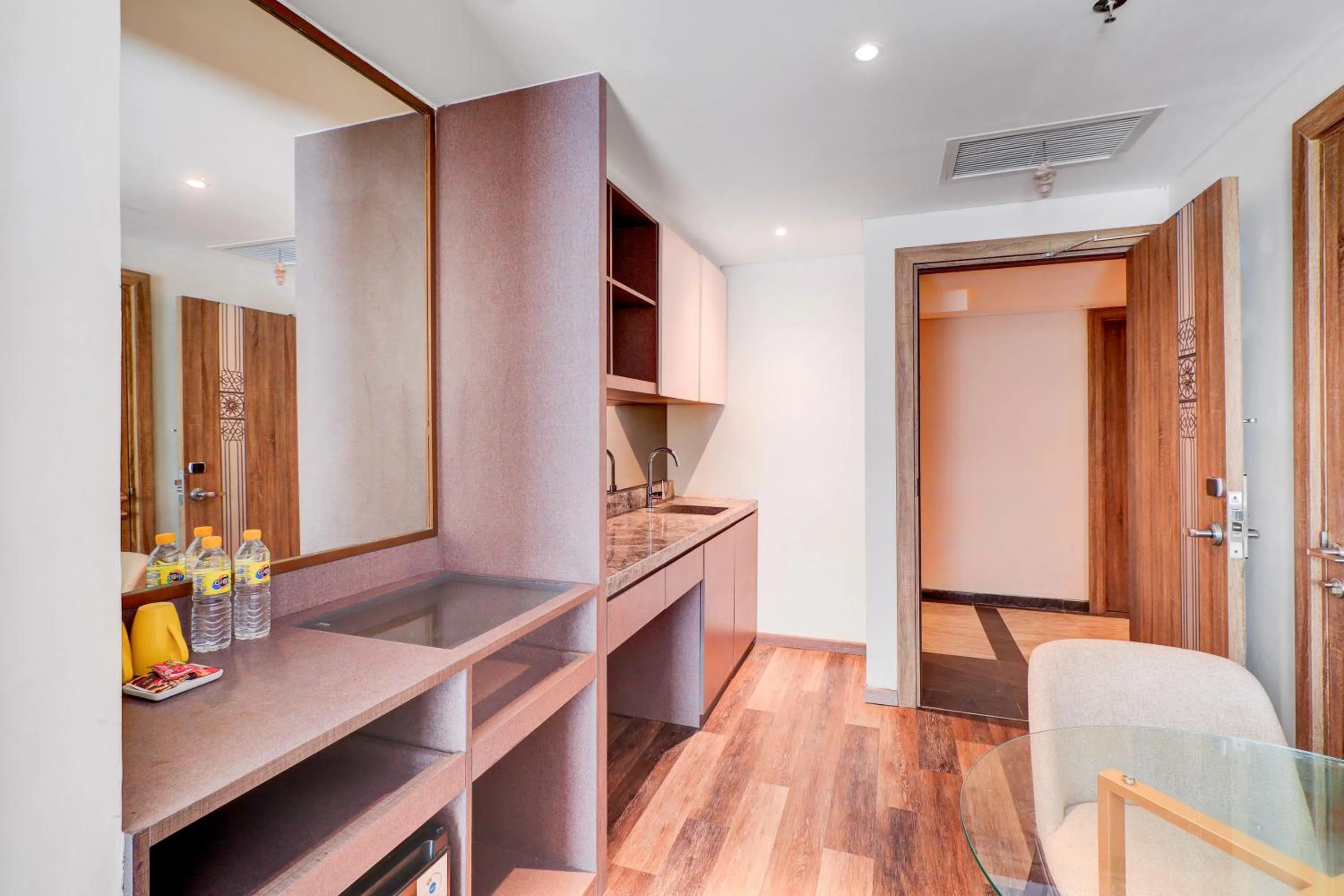 Photo of the whole room in Sunday Hotel Arshika Sunset Road