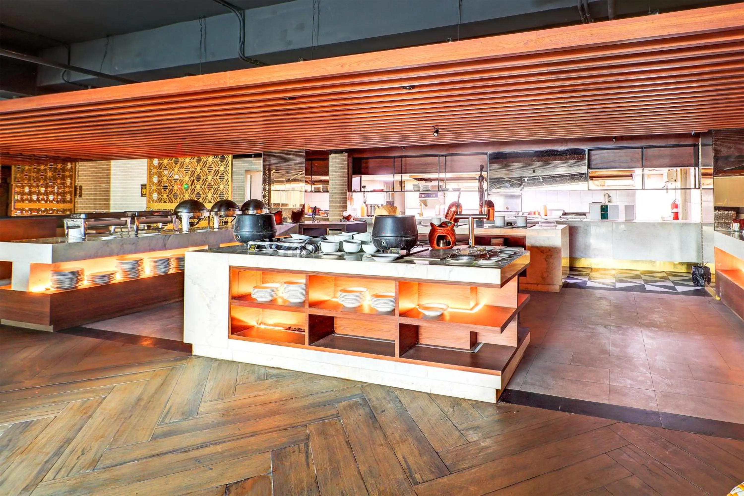 Restaurant/places to eat in Sunday Hotel Arshika Sunset Road