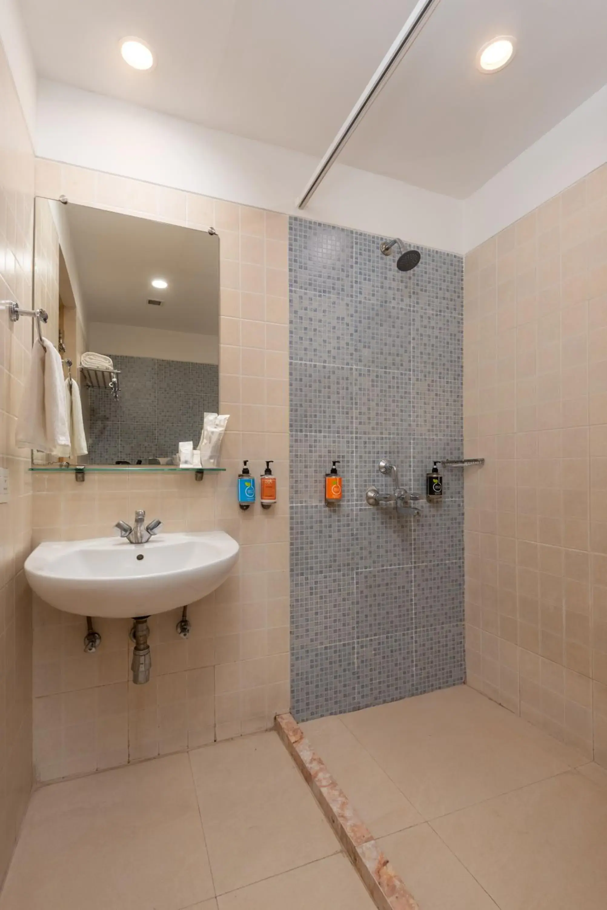 Superior Twin Room with City View in Mango Grove Hotel Superior Twin Room with City View in Mango Grove Hotel