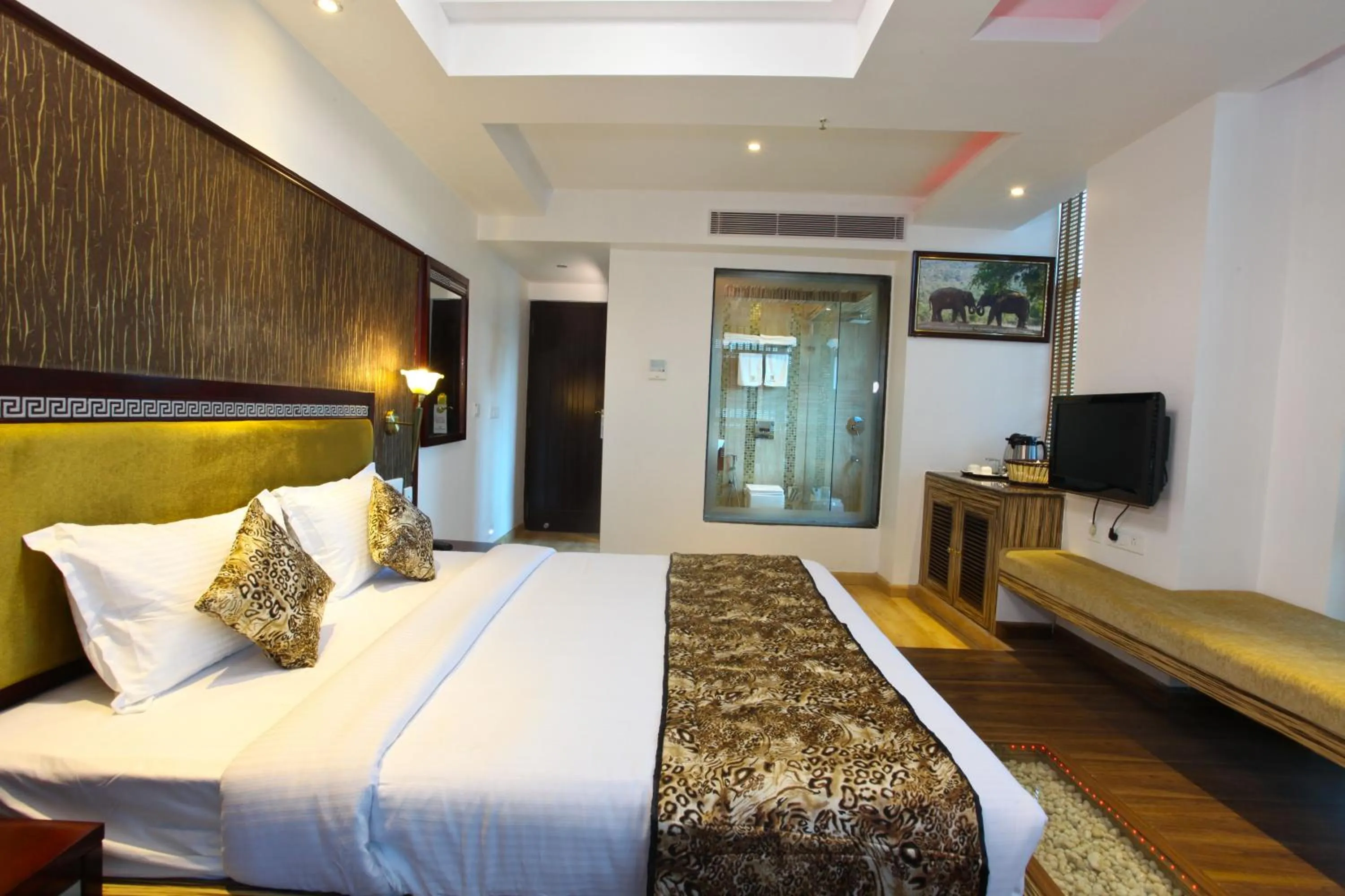 Bed in Hotel Tigers Roare Thekkady