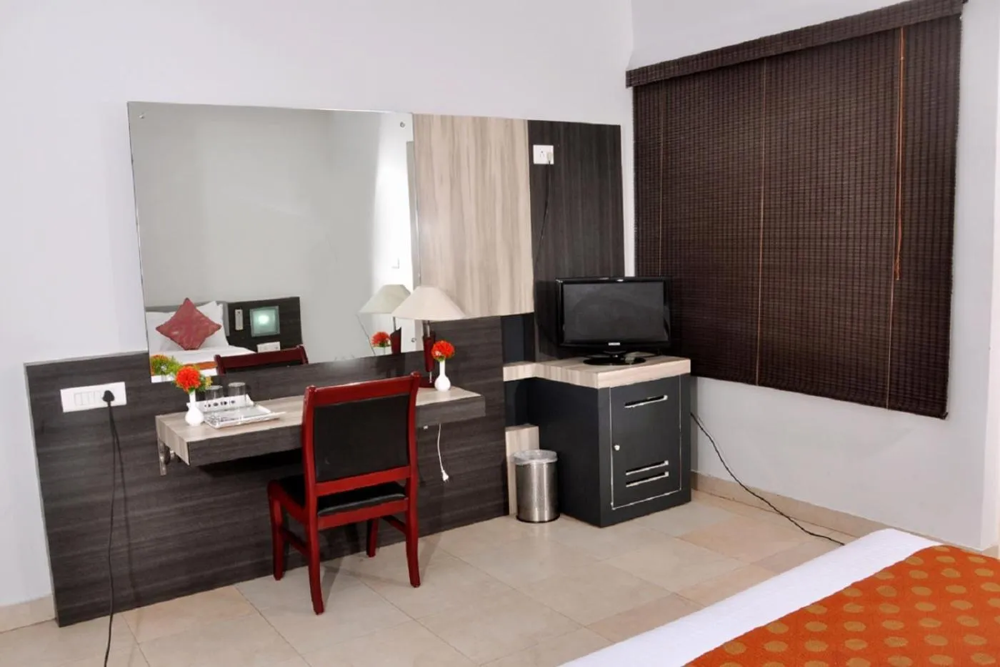 TV and multimedia, TV/Entertainment Center in Hotel Palm shore