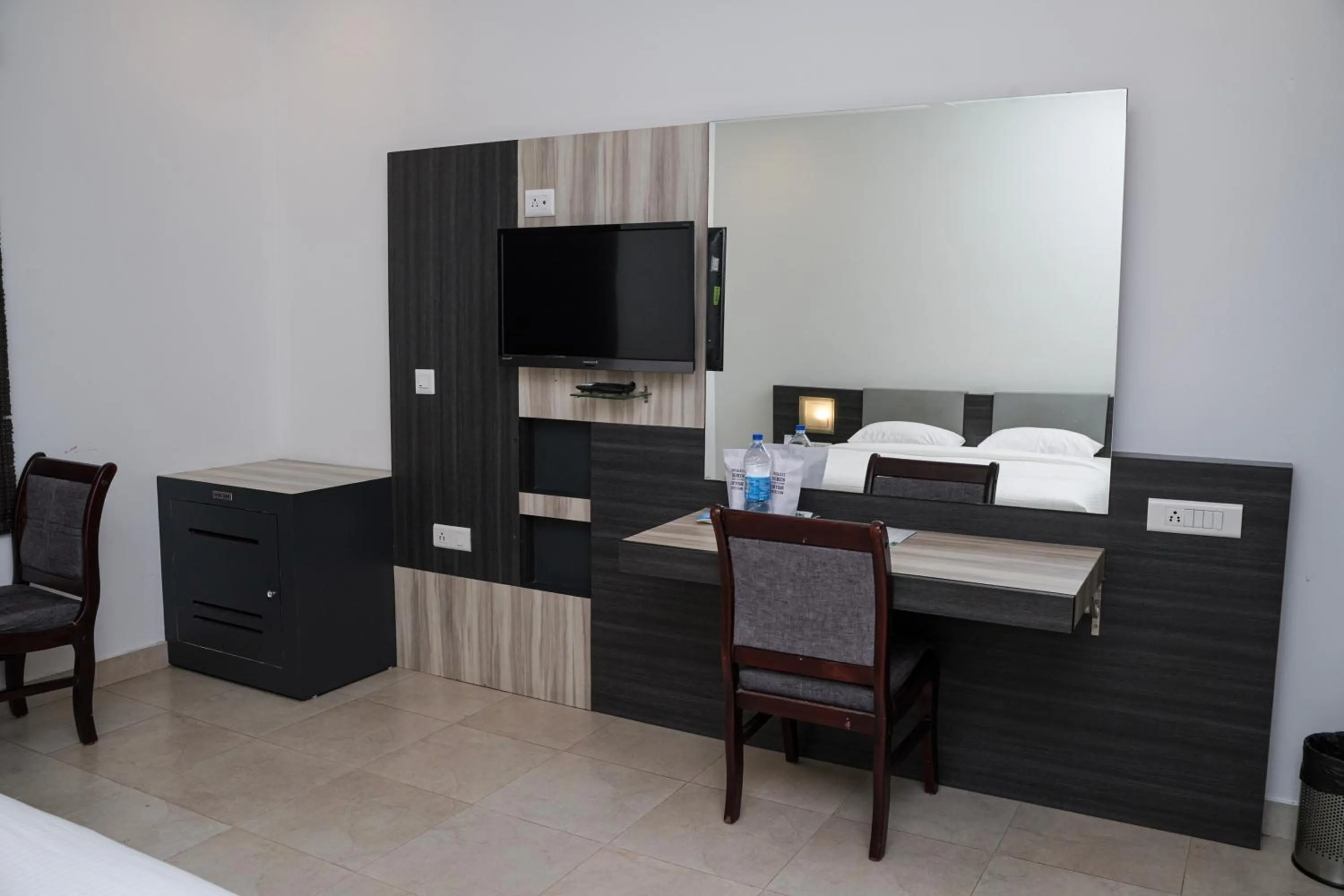 TV and multimedia, TV/Entertainment Center in Hotel Palm shore