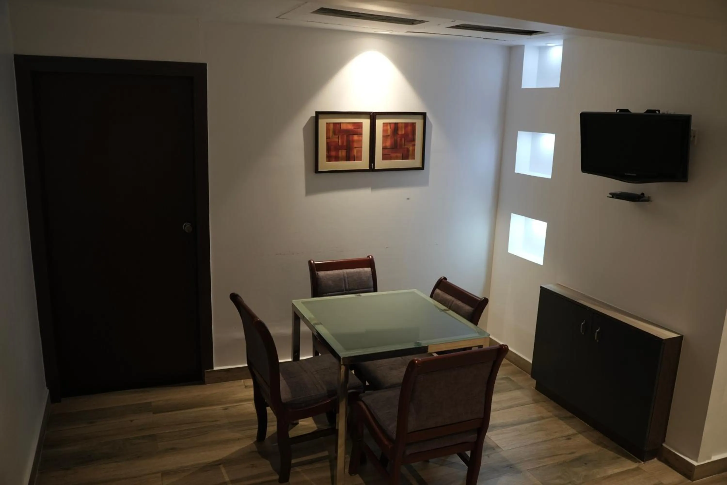 Seating area, TV/Entertainment Center in Hotel Palm shore