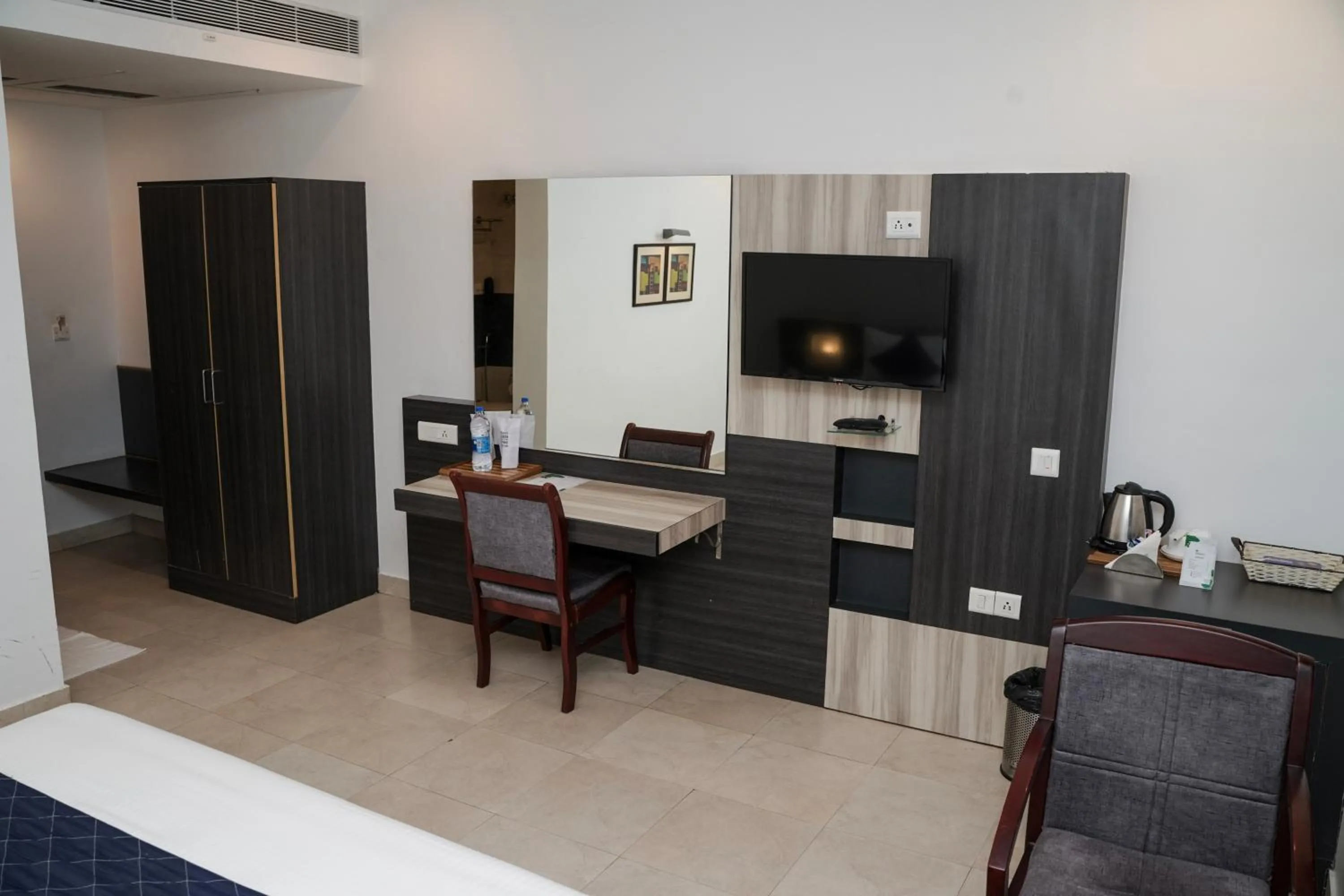 TV and multimedia, TV/Entertainment Center in Hotel Palm shore