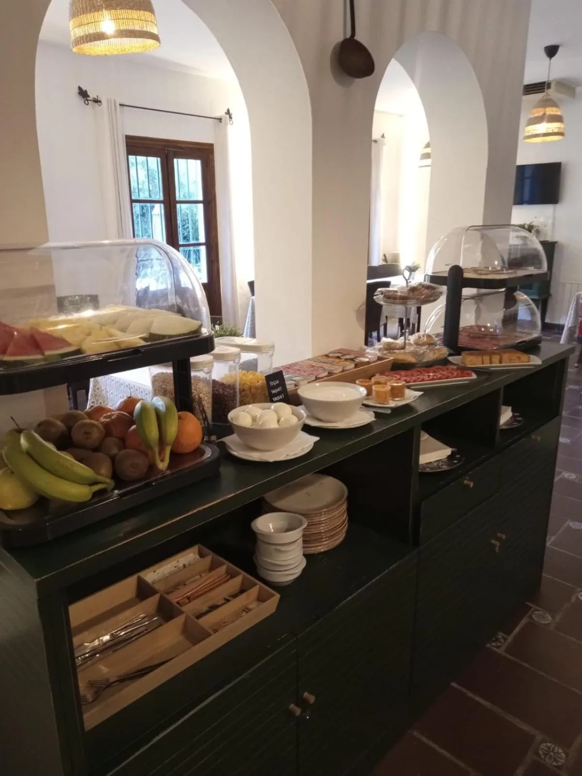 Restaurant/places to eat in Hotel Humaina