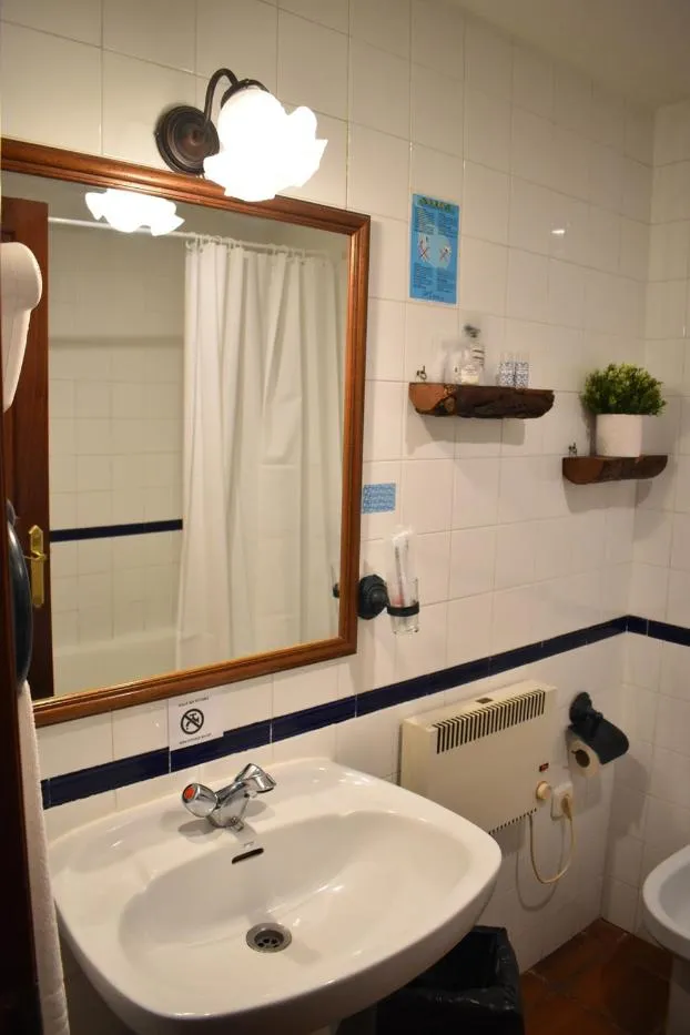 Shower in Hotel Humaina