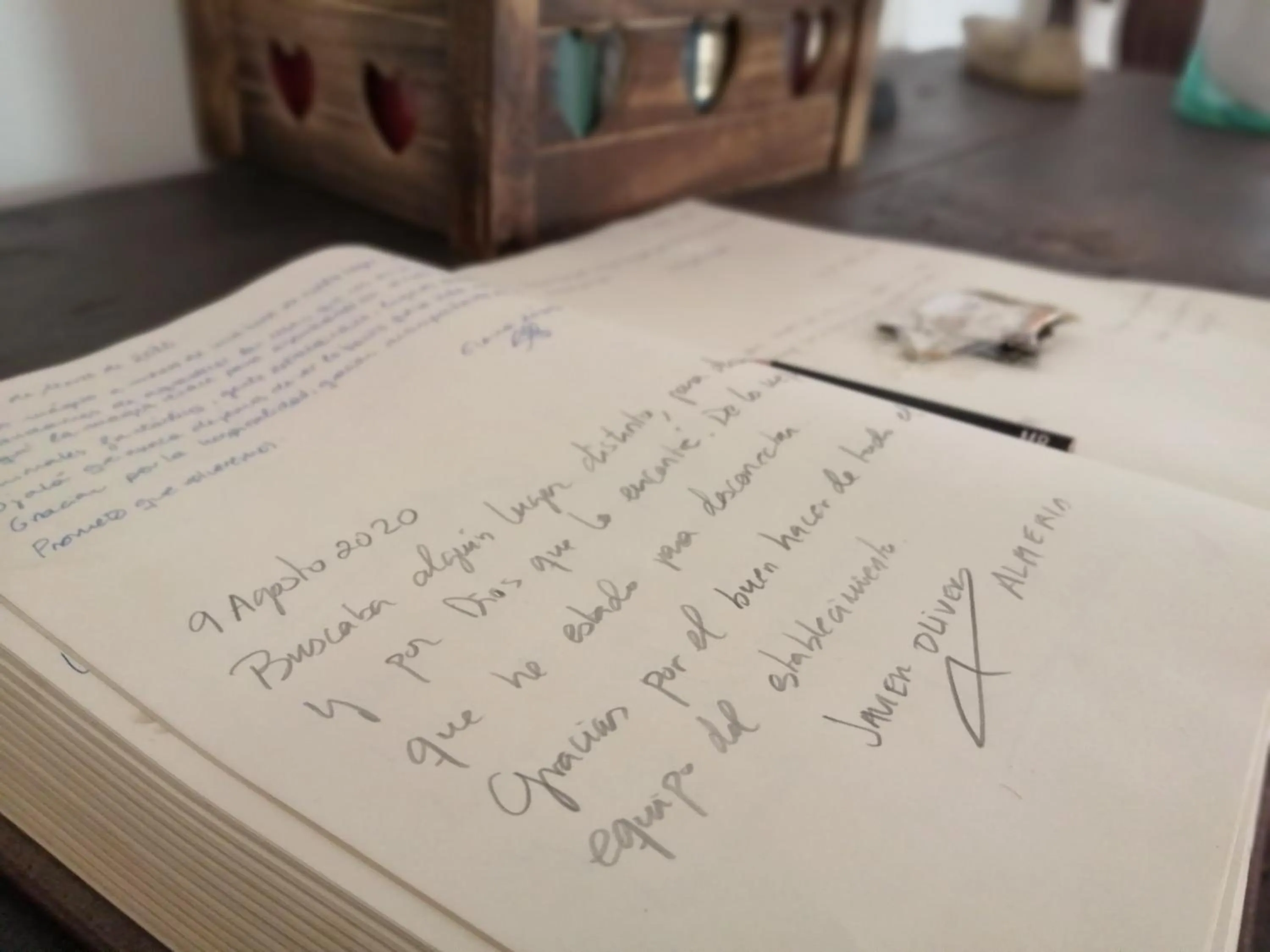 Communal lounge/ TV room in Hotel Humaina