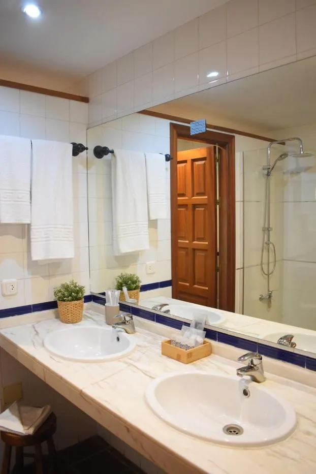 Shower in Hotel Humaina