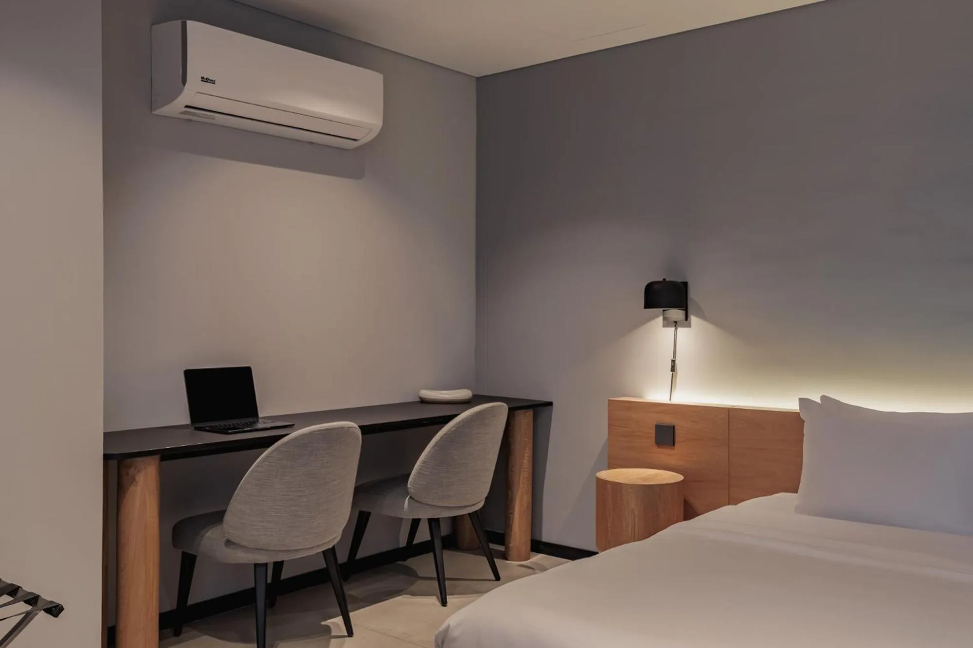 Seating area, Bed in Seissta Medellín