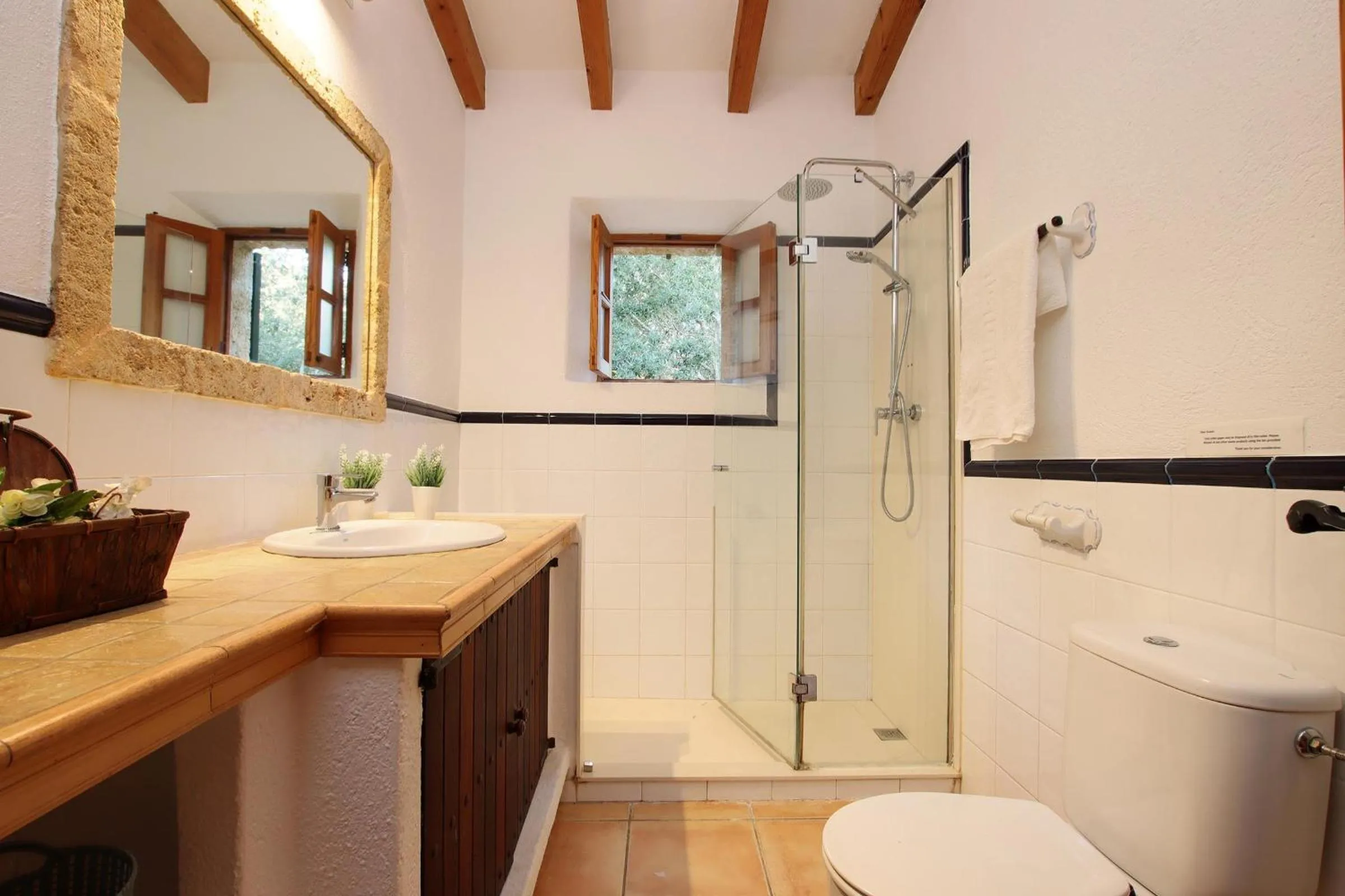 Shower in Villa Can Moranta - Pedro Monjo