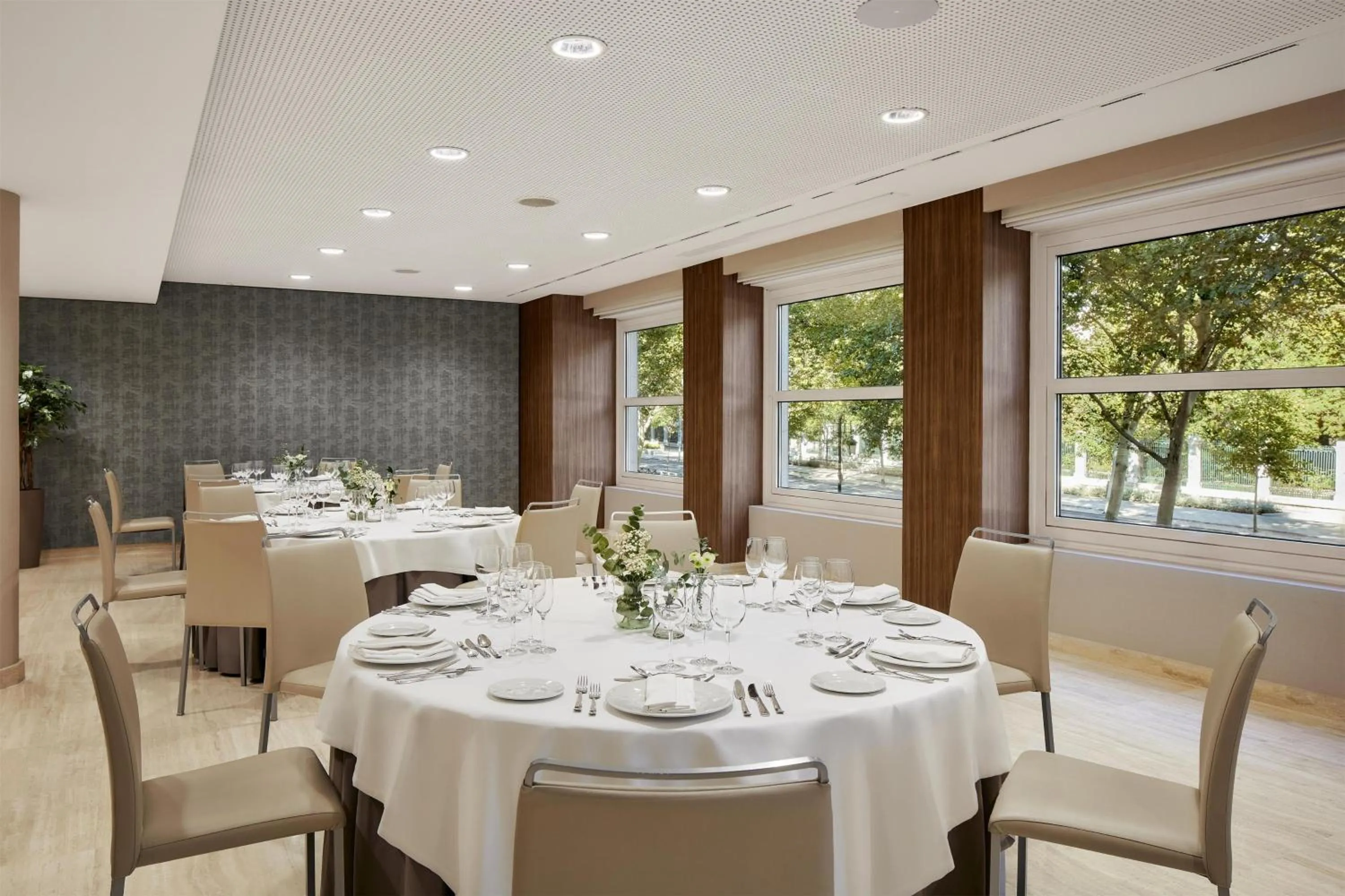 Restaurant/places to eat in NH Madrid Nacional