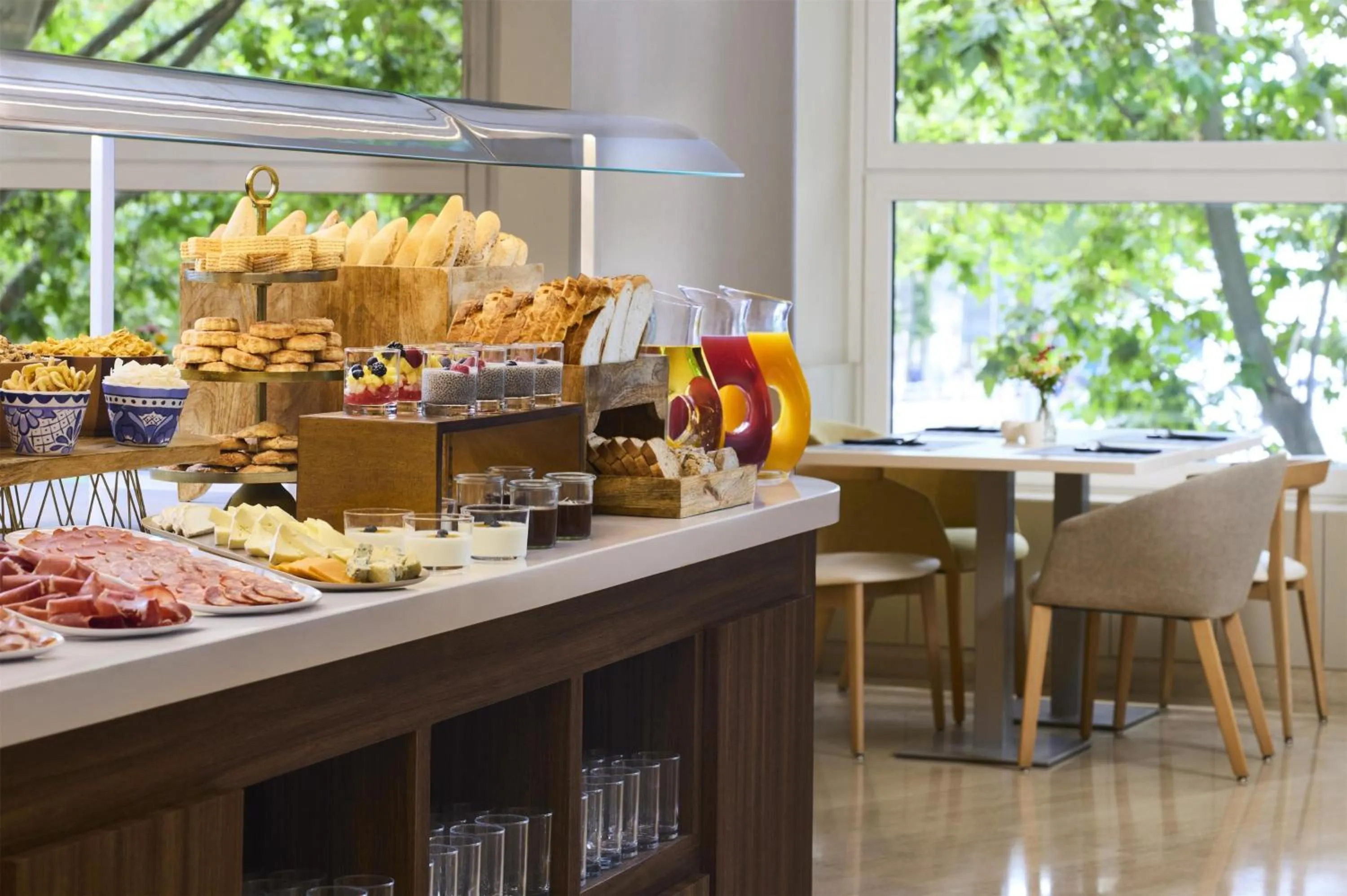 Restaurant/places to eat in NH Madrid Nacional