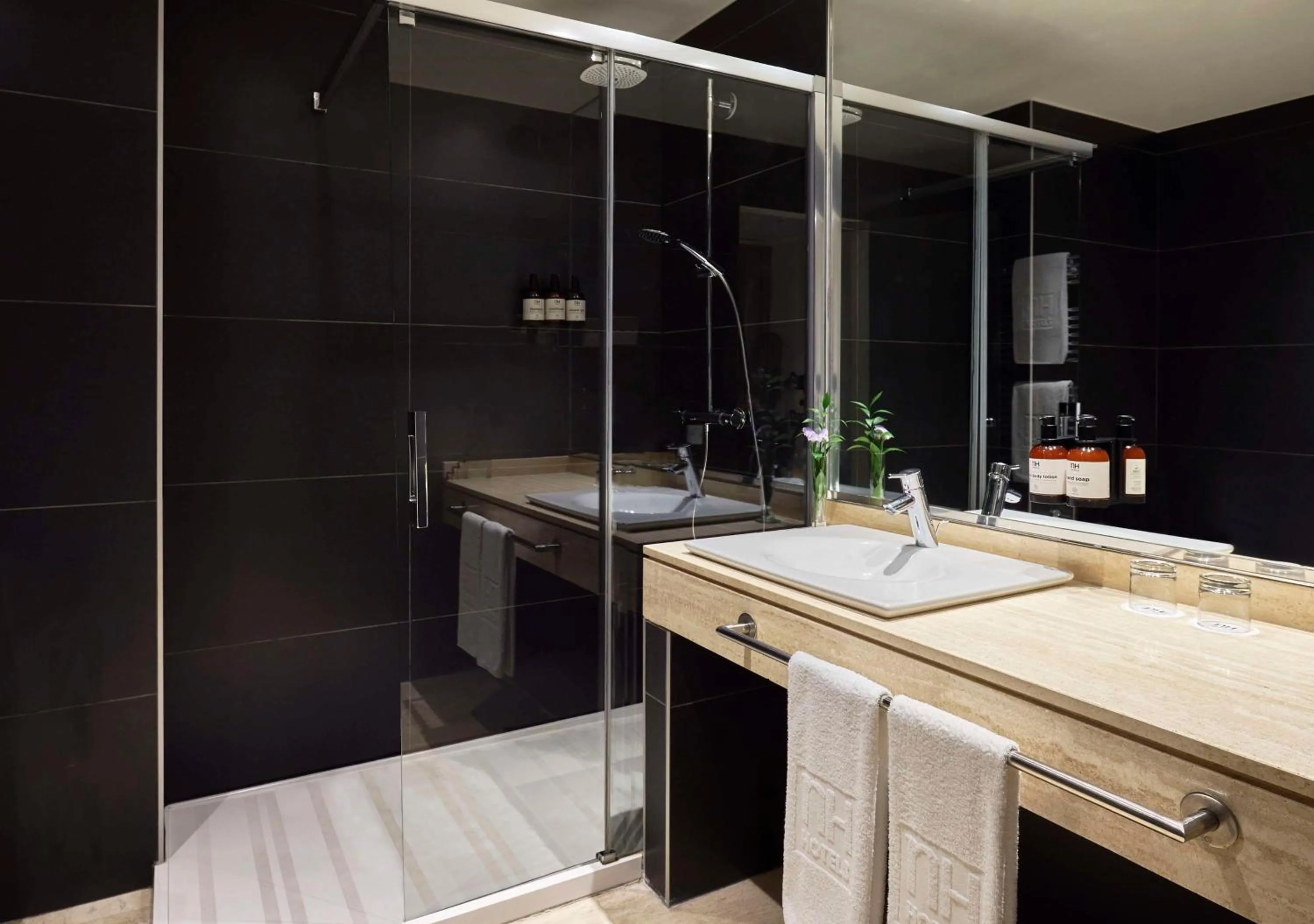 Bathroom in NH Madrid Nacional